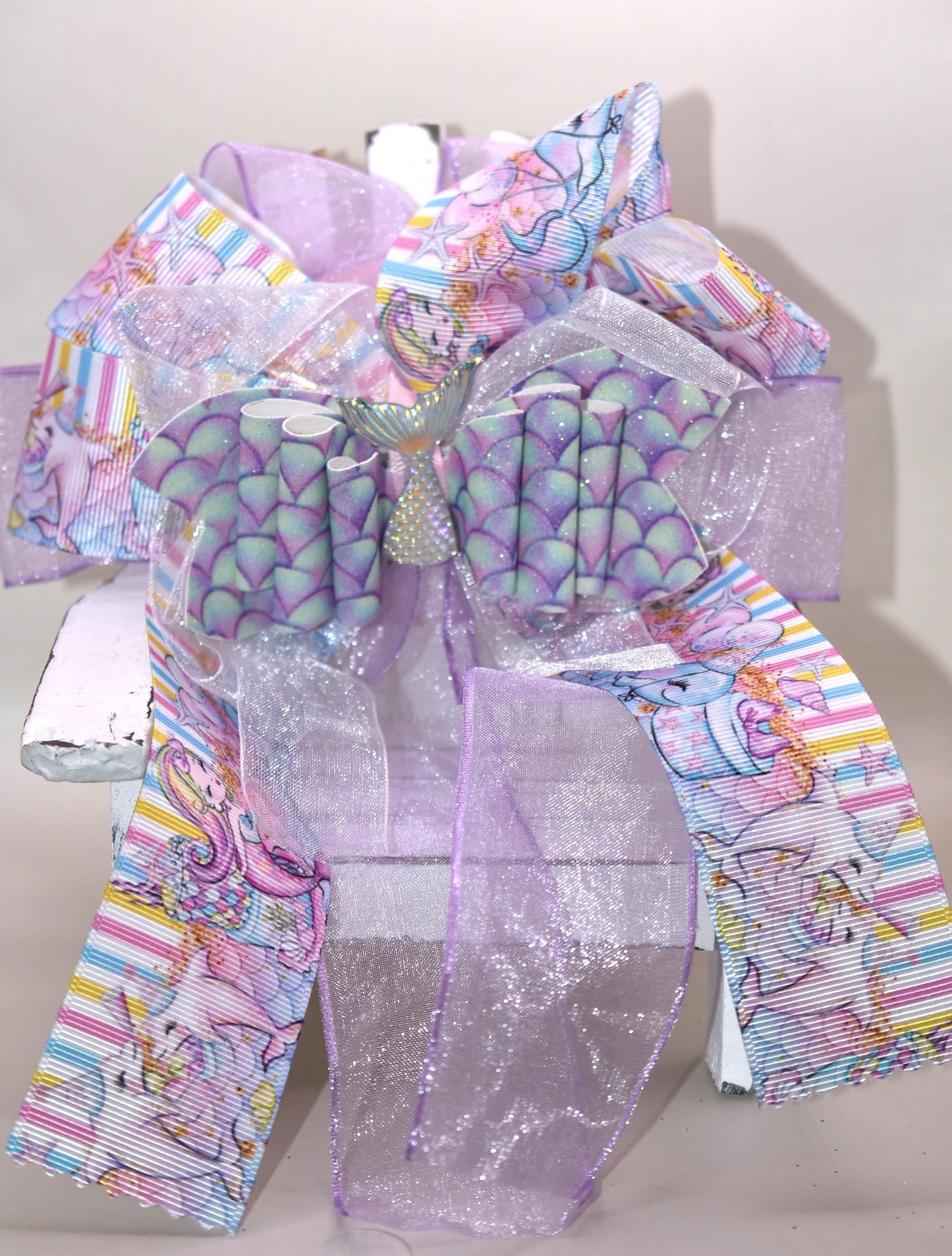Dive into fun with this ocean-themed bow featuring layers of ribbon and a charming mermaid tail charm 🧜♀️! Crafted with mermaid faux leather and topped with a playful design, it’s perfect for all ages. The easy-to-wear French barrette clip makes it a breeze to style—whether for a sunny day at the beach or adding a splash of whimsy to your look. Get ready to make waves with this delightful accessory! 🌊🐚✨