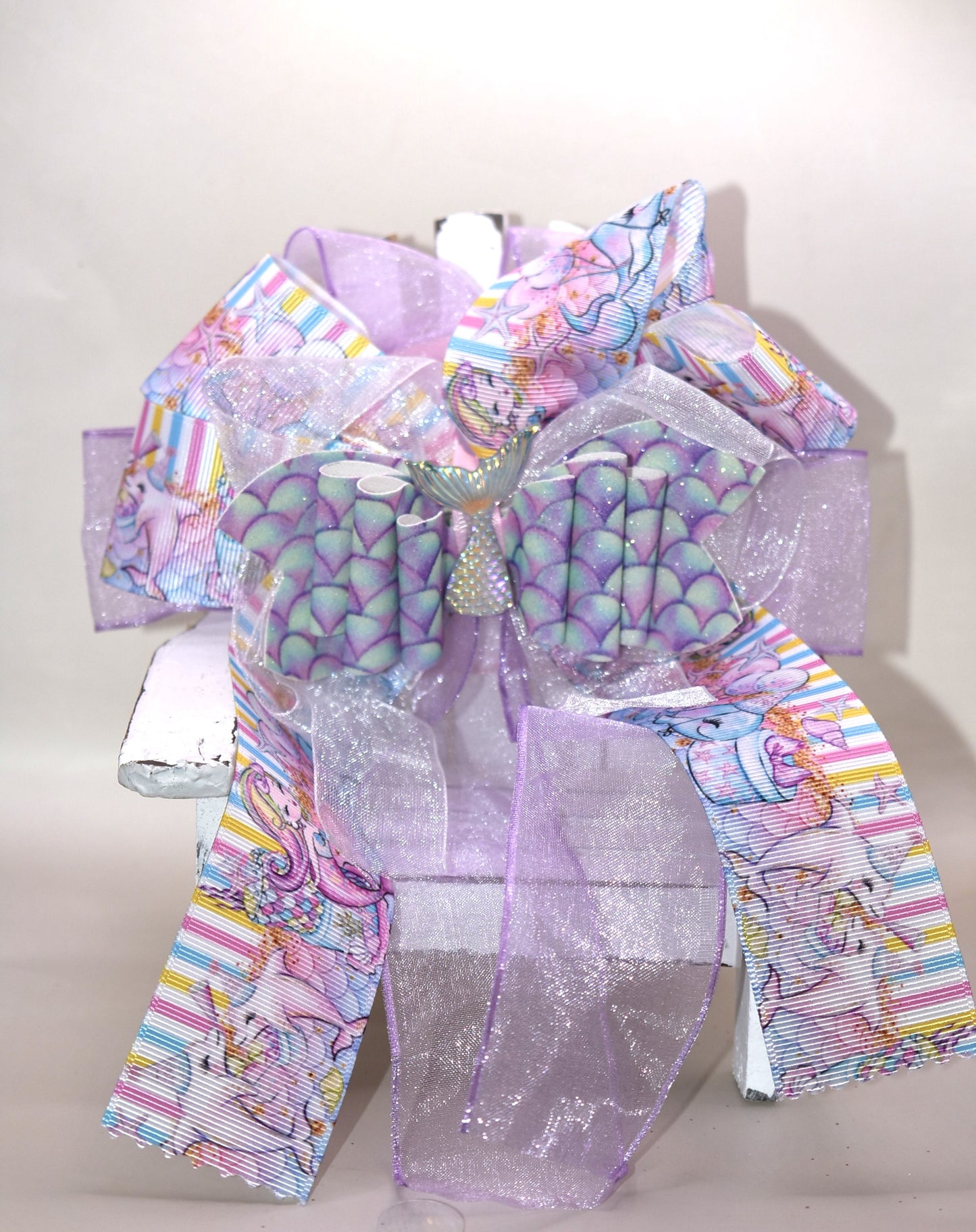 Dive into fun with this ocean-themed bow featuring layers of ribbon and a charming mermaid tail charm 🧜♀️! Crafted with mermaid faux leather and topped with a playful design, it’s perfect for all ages. The easy-to-wear French barrette clip makes it a breeze to style—whether for a sunny day at the beach or adding a splash of whimsy to your look. Get ready to make waves with this delightful accessory! 🌊🐚✨
