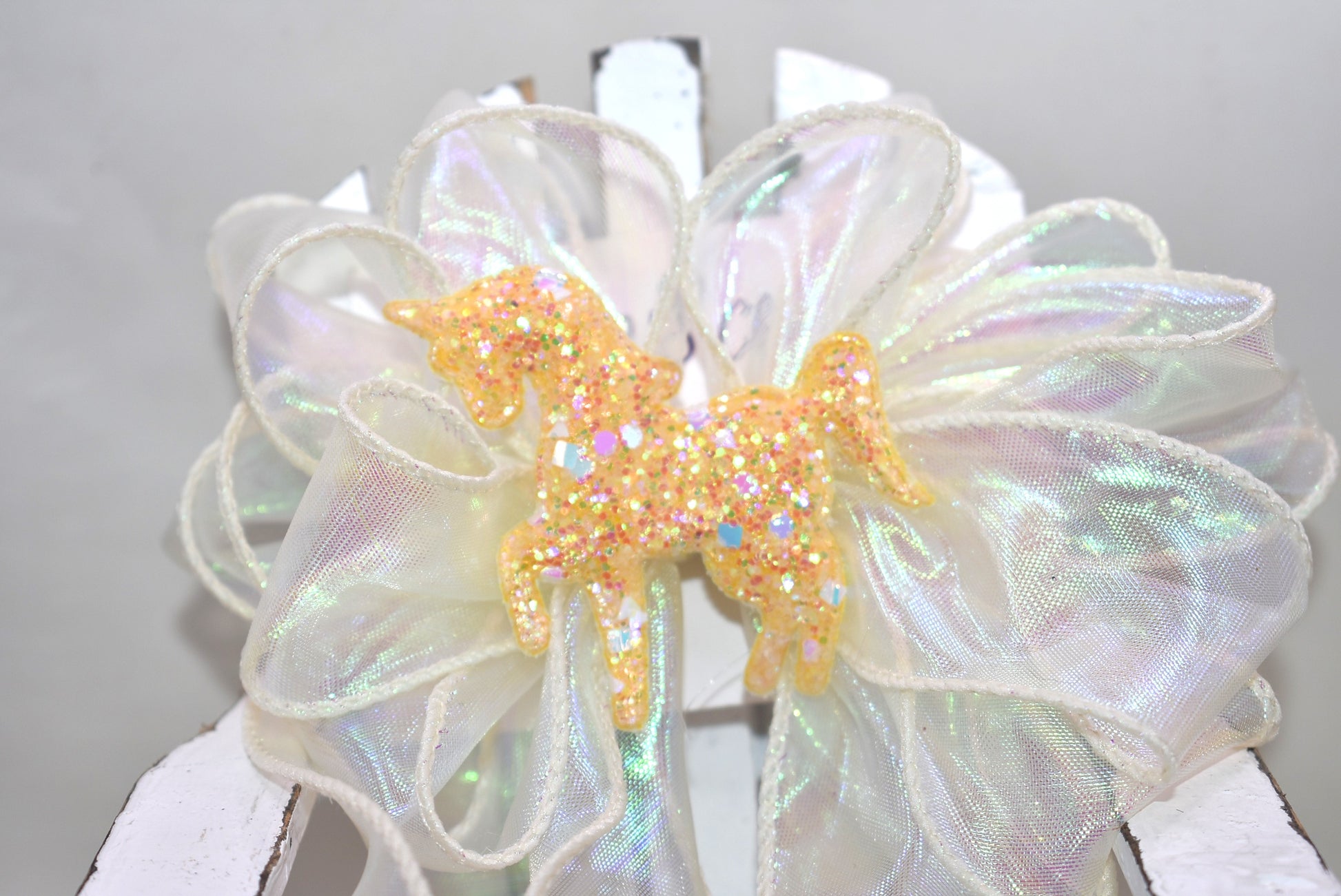 Brighten your day with the Long Tail Collection 13! 💛 This playful yellow fish tail ribbon shines with a sparkling yellow glitter horse on top 🐴✨. The wrapped alligator clip on the back makes it easy to wear and keeps your style on point. Get ready to fall head over heels for this cheerful beauty! 🎀🐎
