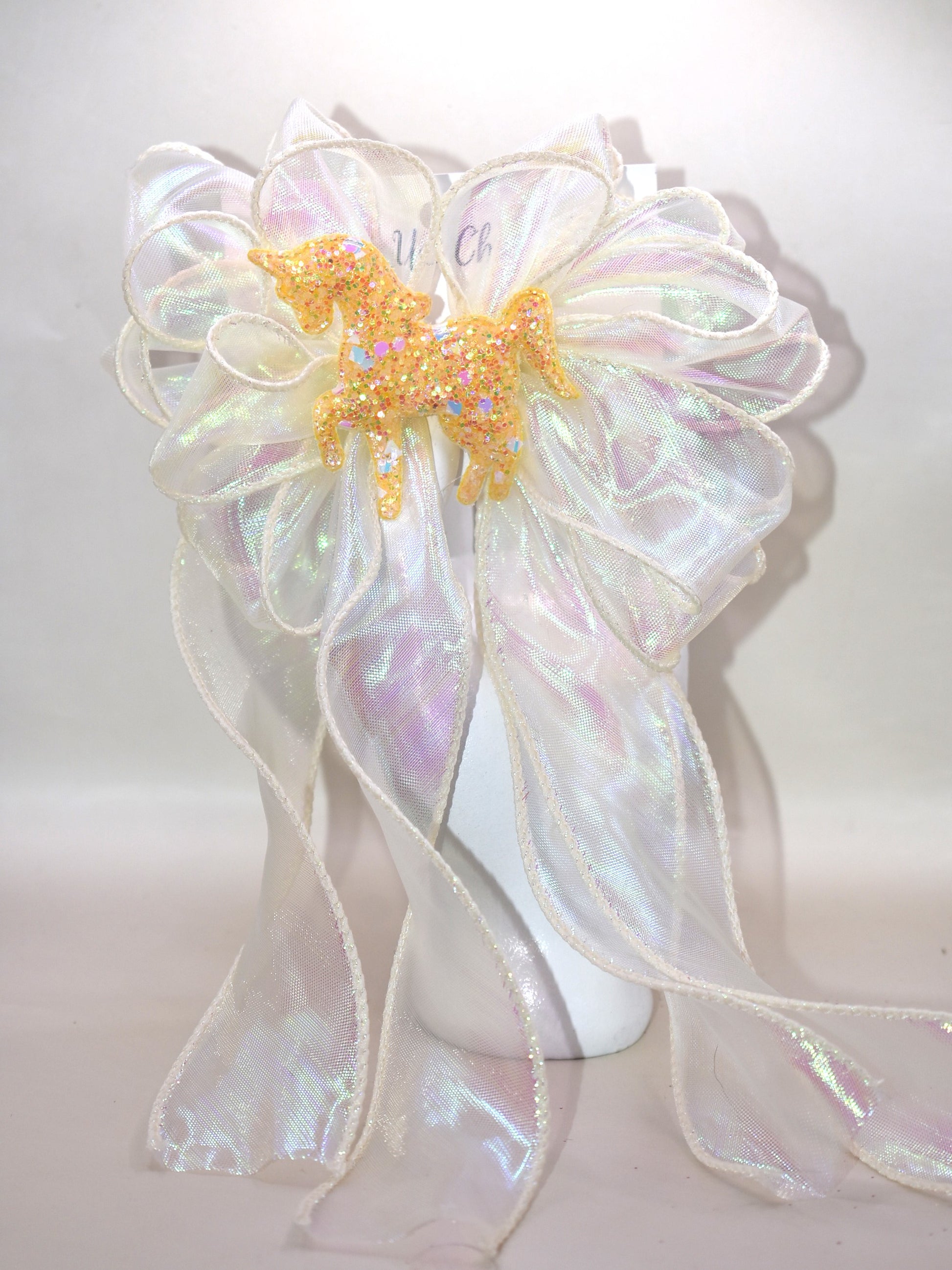 Brighten your day with the Long Tail Collection 13! 💛 This playful yellow fish tail ribbon shines with a sparkling yellow glitter horse on top 🐴✨. The wrapped alligator clip on the back makes it easy to wear and keeps your style on point. Get ready to fall head over heels for this cheerful beauty! 🎀🐎