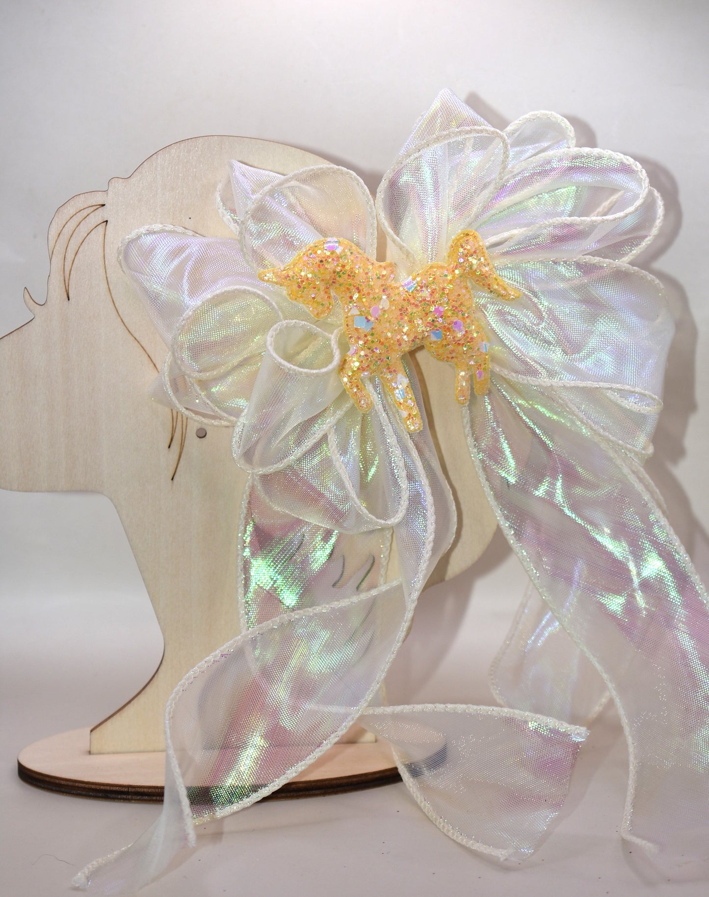 Brighten your day with the Long Tail Collection 13! 💛 This playful yellow fish tail ribbon shines with a sparkling yellow glitter horse on top 🐴✨. The wrapped alligator clip on the back makes it easy to wear and keeps your style on point. Get ready to fall head over heels for this cheerful beauty! 🎀🐎