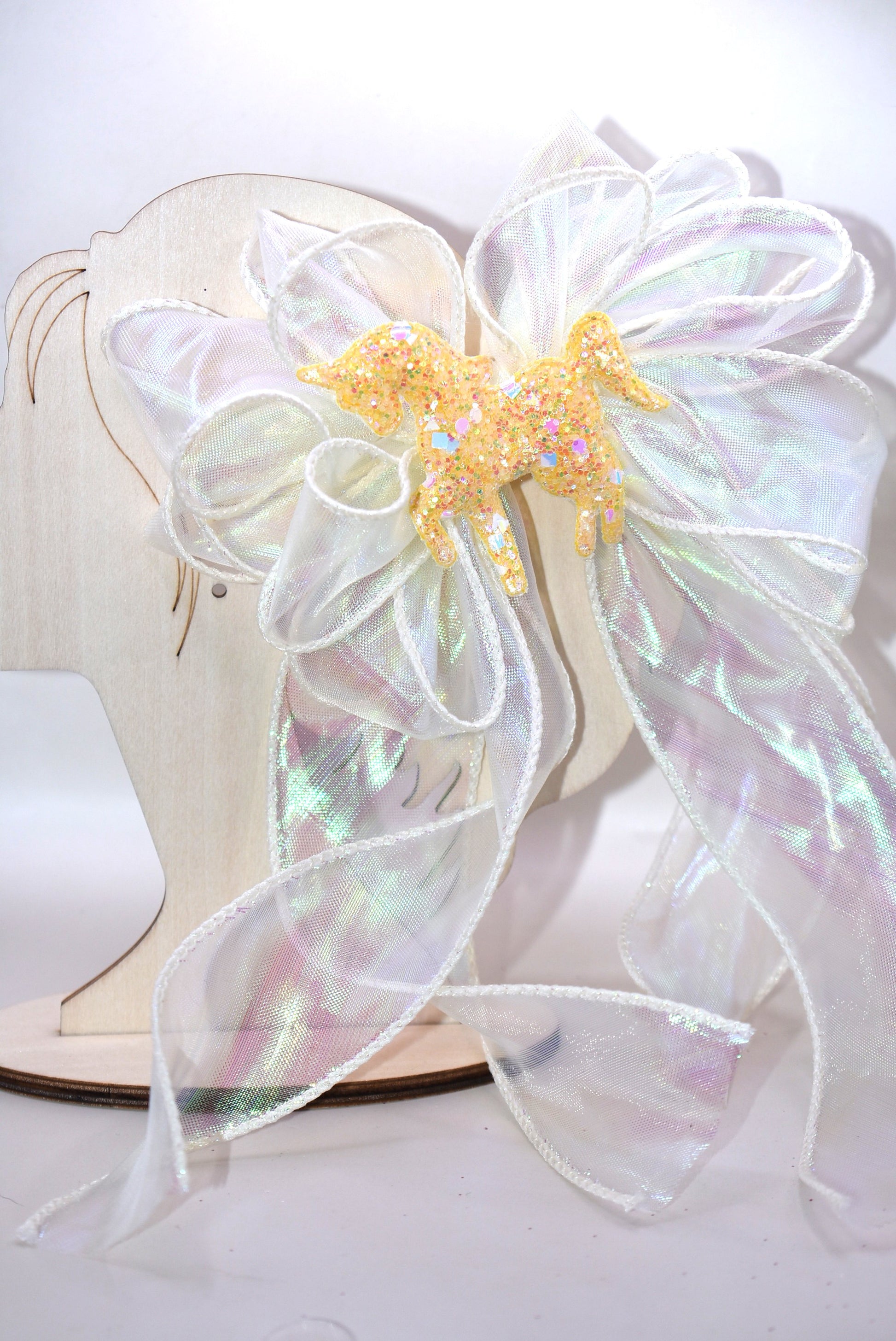 Brighten your day with the Long Tail Collection 13! 💛 This playful yellow fish tail ribbon shines with a sparkling yellow glitter horse on top 🐴✨. The wrapped alligator clip on the back makes it easy to wear and keeps your style on point. Get ready to fall head over heels for this cheerful beauty! 🎀🐎