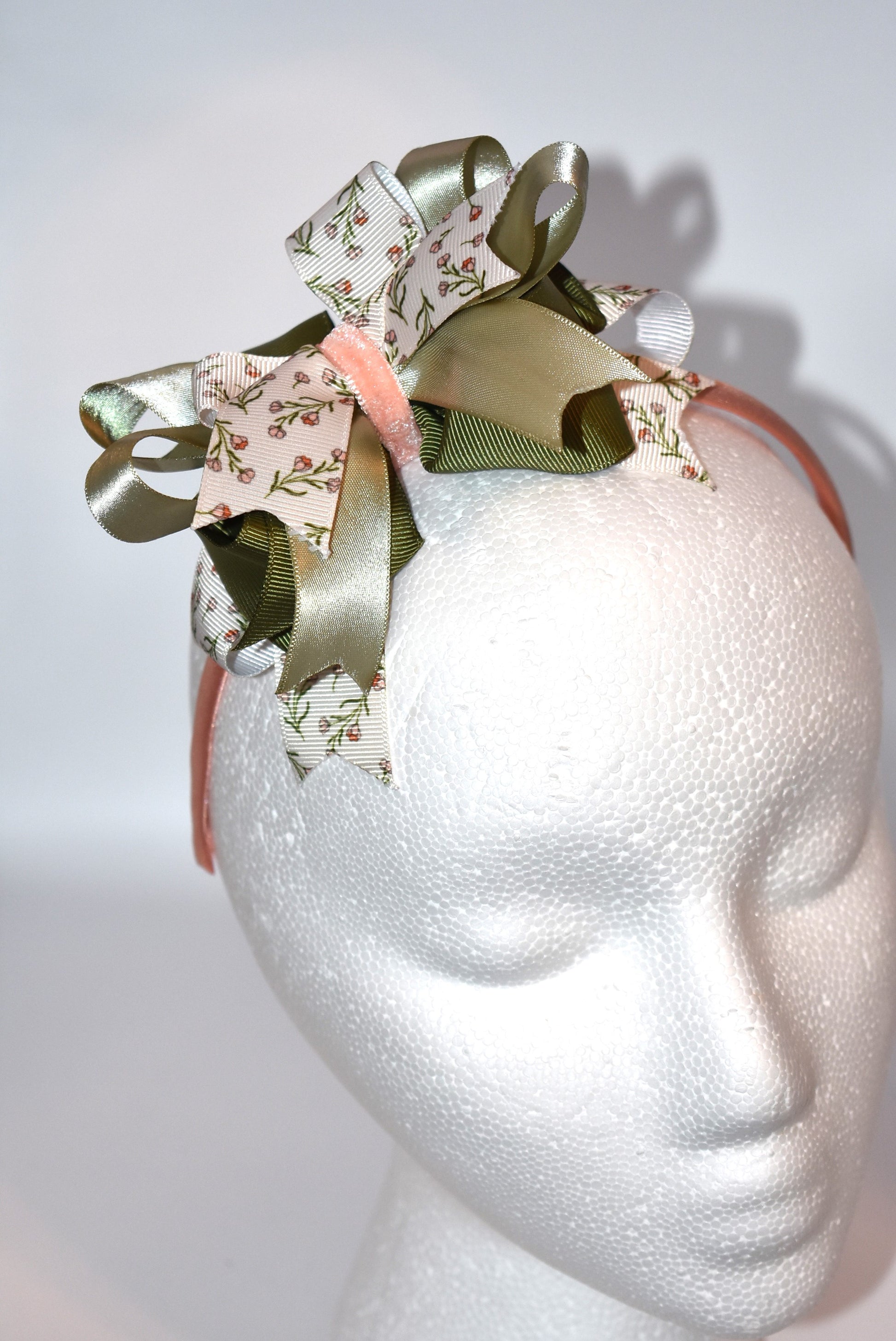 Add a touch of whimsy with this soft peach headband featuring a charming mix of green hues and delicate flower ribbon 🌸🌿. Lightweight and gentle, it promises all-day comfort while keeping your style effortlessly sweet and playful 💖✨. Perfect for brightening up any outfit with a dash of nature-inspired fun!