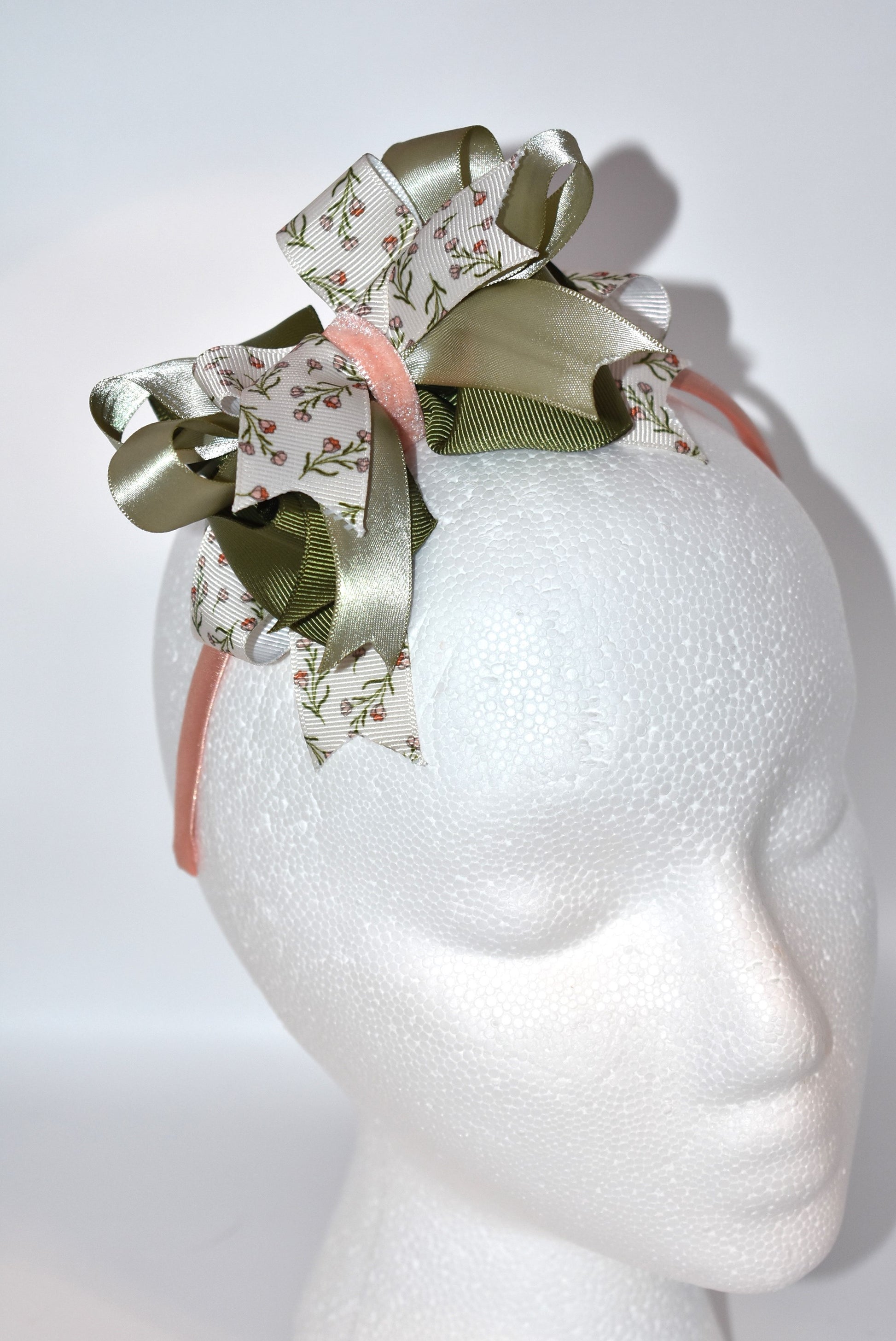Add a touch of whimsy with this soft peach headband featuring a charming mix of green hues and delicate flower ribbon 🌸🌿. Lightweight and gentle, it promises all-day comfort while keeping your style effortlessly sweet and playful 💖✨. Perfect for brightening up any outfit with a dash of nature-inspired fun!