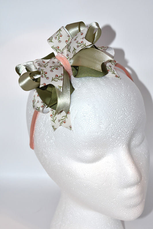 Add a touch of whimsy with this soft peach headband featuring a charming mix of green hues and delicate flower ribbon 🌸🌿. Lightweight and gentle, it promises all-day comfort while keeping your style effortlessly sweet and playful 💖✨. Perfect for brightening up any outfit with a dash of nature-inspired fun!