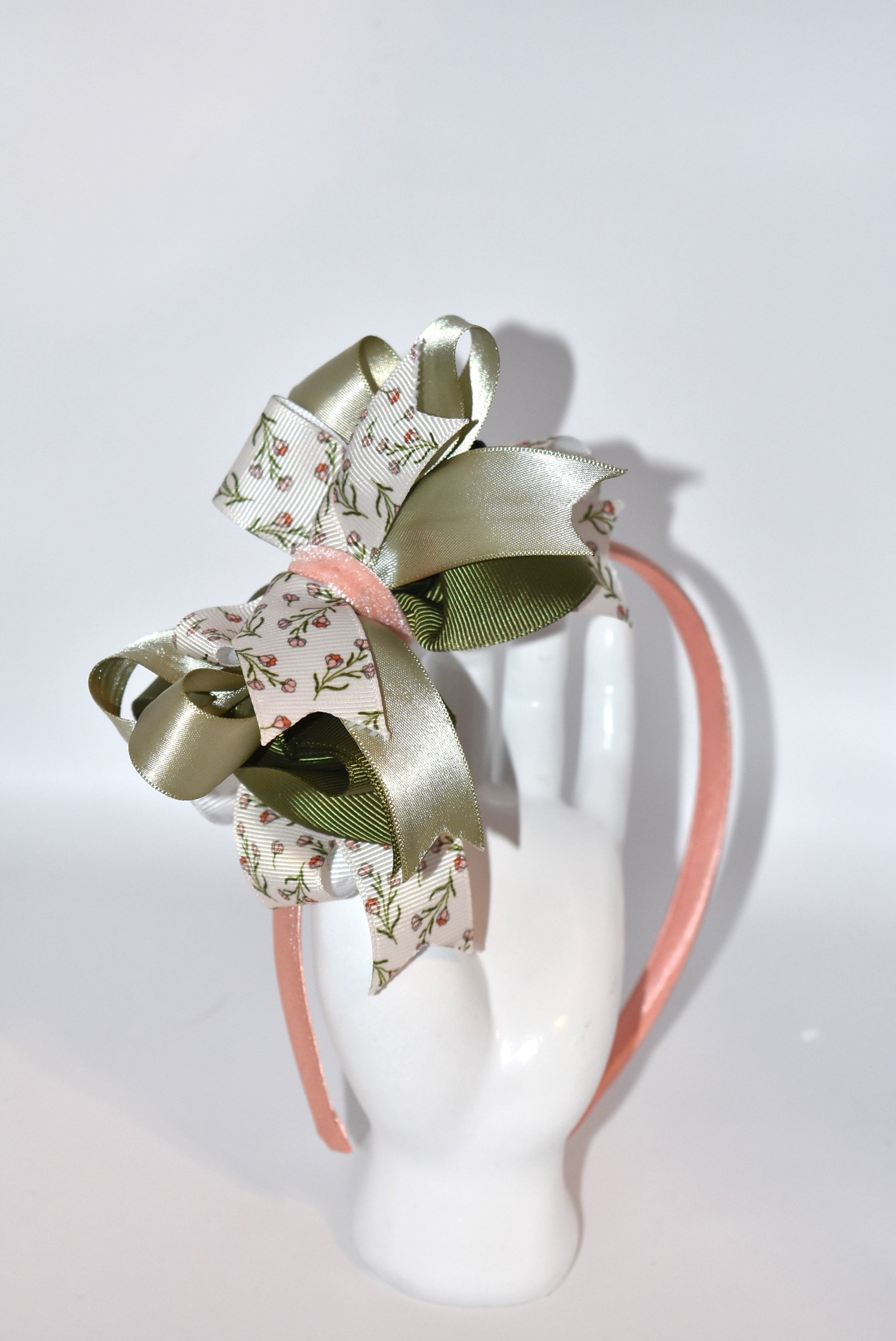 Add a touch of whimsy with this soft peach headband featuring a charming mix of green hues and delicate flower ribbon 🌸🌿. Lightweight and gentle, it promises all-day comfort while keeping your style effortlessly sweet and playful 💖✨. Perfect for brightening up any outfit with a dash of nature-inspired fun!