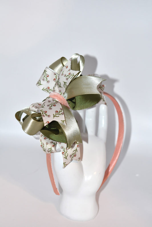 Add a touch of whimsy with this soft peach headband featuring a charming mix of green hues and delicate flower ribbon 🌸🌿. Lightweight and gentle, it promises all-day comfort while keeping your style effortlessly sweet and playful 💖✨. Perfect for brightening up any outfit with a dash of nature-inspired fun!