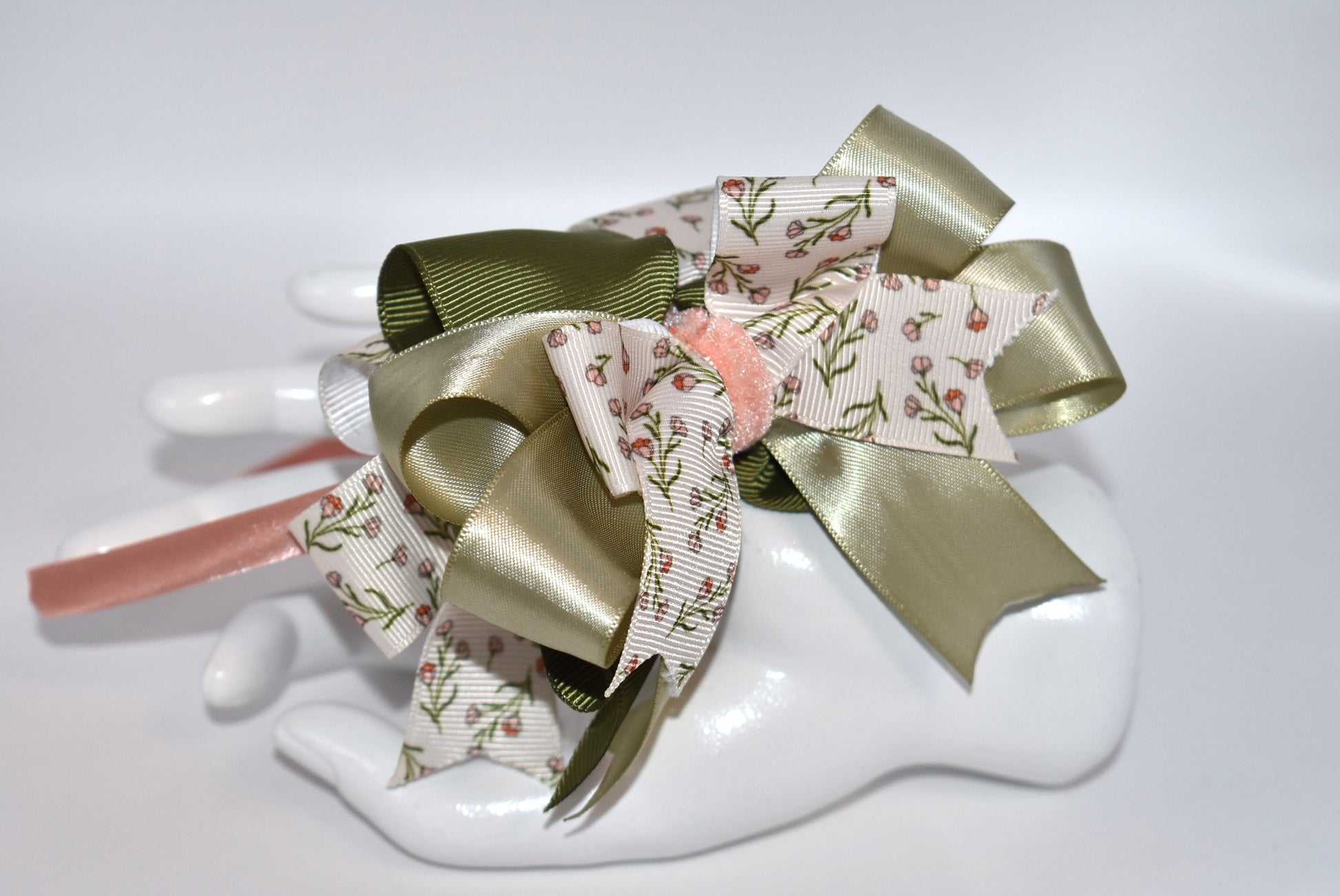 Add a touch of whimsy with this soft peach headband featuring a charming mix of green hues and delicate flower ribbon 🌸🌿. Lightweight and gentle, it promises all-day comfort while keeping your style effortlessly sweet and playful 💖✨. Perfect for brightening up any outfit with a dash of nature-inspired fun!