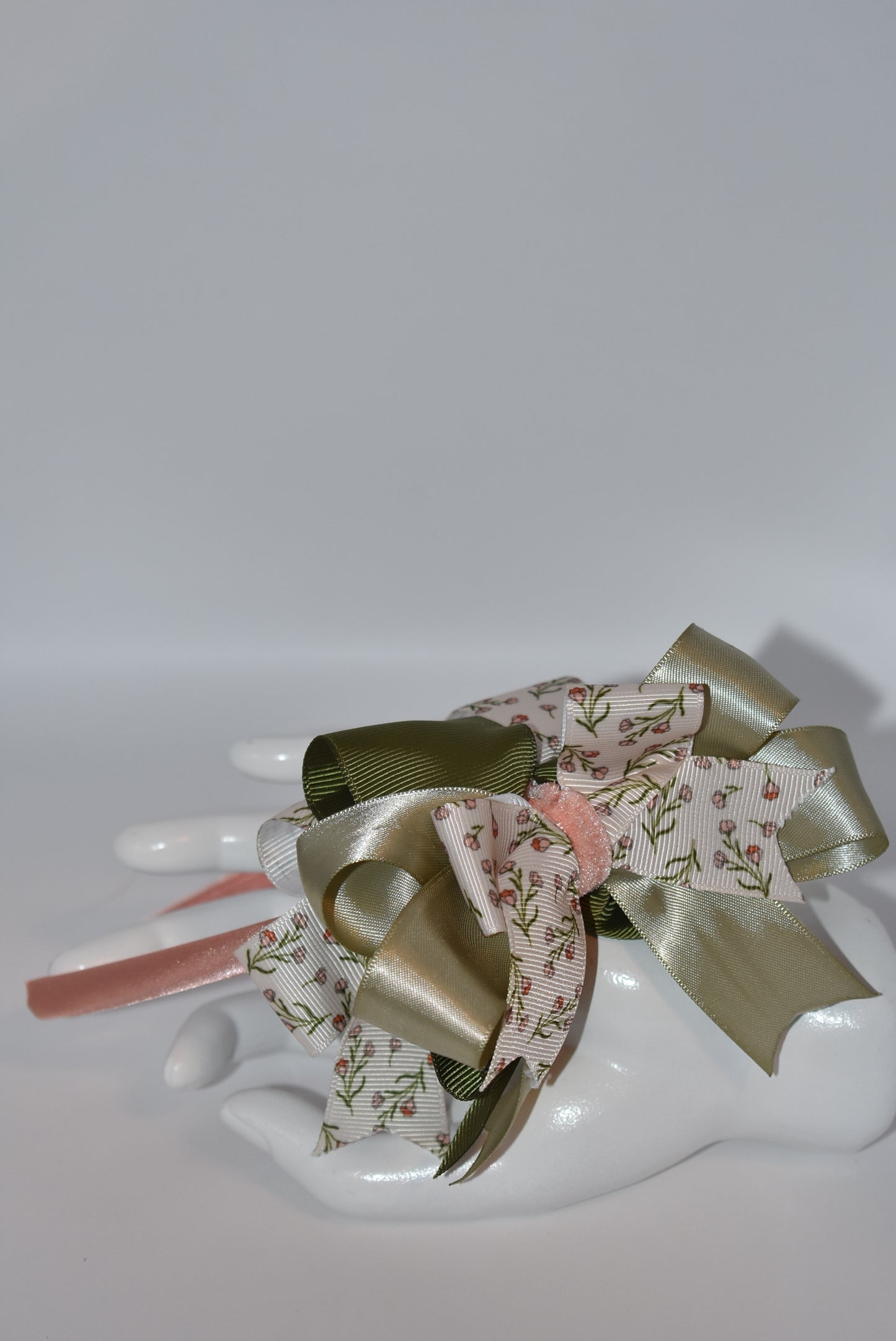 Add a touch of whimsy with this soft peach headband featuring a charming mix of green hues and delicate flower ribbon 🌸🌿. Lightweight and gentle, it promises all-day comfort while keeping your style effortlessly sweet and playful 💖✨. Perfect for brightening up any outfit with a dash of nature-inspired fun!