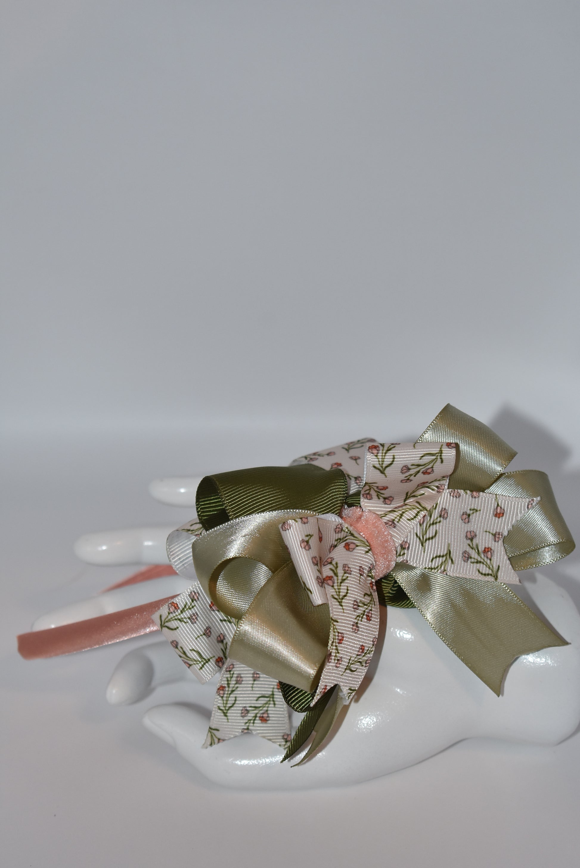 Add a touch of whimsy with this soft peach headband featuring a charming mix of green hues and delicate flower ribbon 🌸🌿. Lightweight and gentle, it promises all-day comfort while keeping your style effortlessly sweet and playful 💖✨. Perfect for brightening up any outfit with a dash of nature-inspired fun!