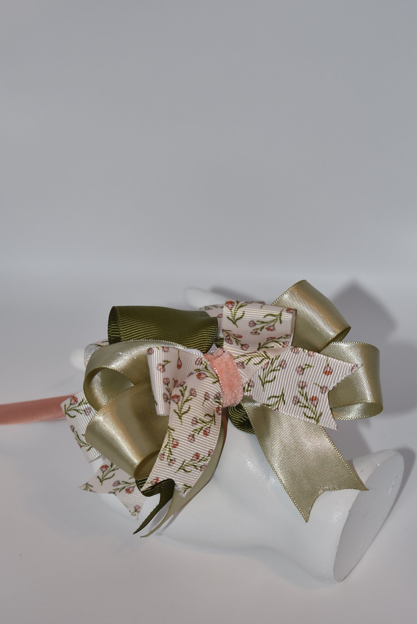 Add a touch of whimsy with this soft peach headband featuring a charming mix of green hues and delicate flower ribbon 🌸🌿. Lightweight and gentle, it promises all-day comfort while keeping your style effortlessly sweet and playful 💖✨. Perfect for brightening up any outfit with a dash of nature-inspired fun!