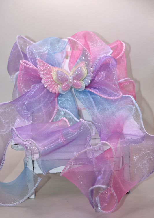 Add a splash of fun with this vibrant fish tail ribbon bow, bursting with all the colors of the rainbow 🌈! A charming butterfly with delicate wings adds an extra touch of whimsy 🦋. Secured with a French barrette clip, it stays put while you play and dance. Perfect for brightening up any outfit with playful style!
