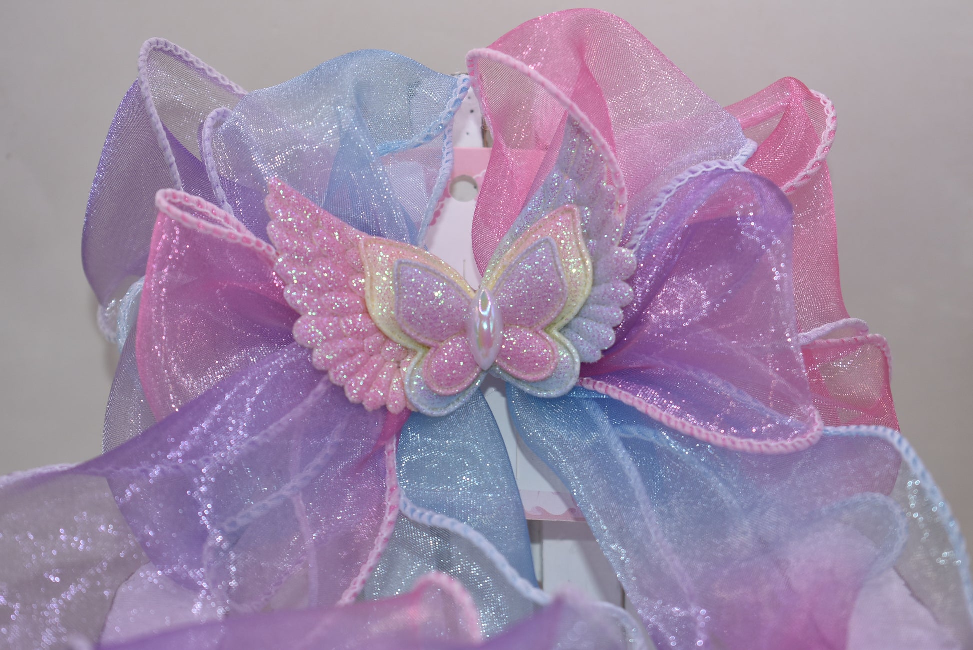 Add a splash of fun with this vibrant fish tail ribbon bow, bursting with all the colors of the rainbow 🌈! A charming butterfly with delicate wings adds an extra touch of whimsy 🦋. Secured with a French barrette clip, it stays put while you play and dance. Perfect for brightening up any outfit with playful style!