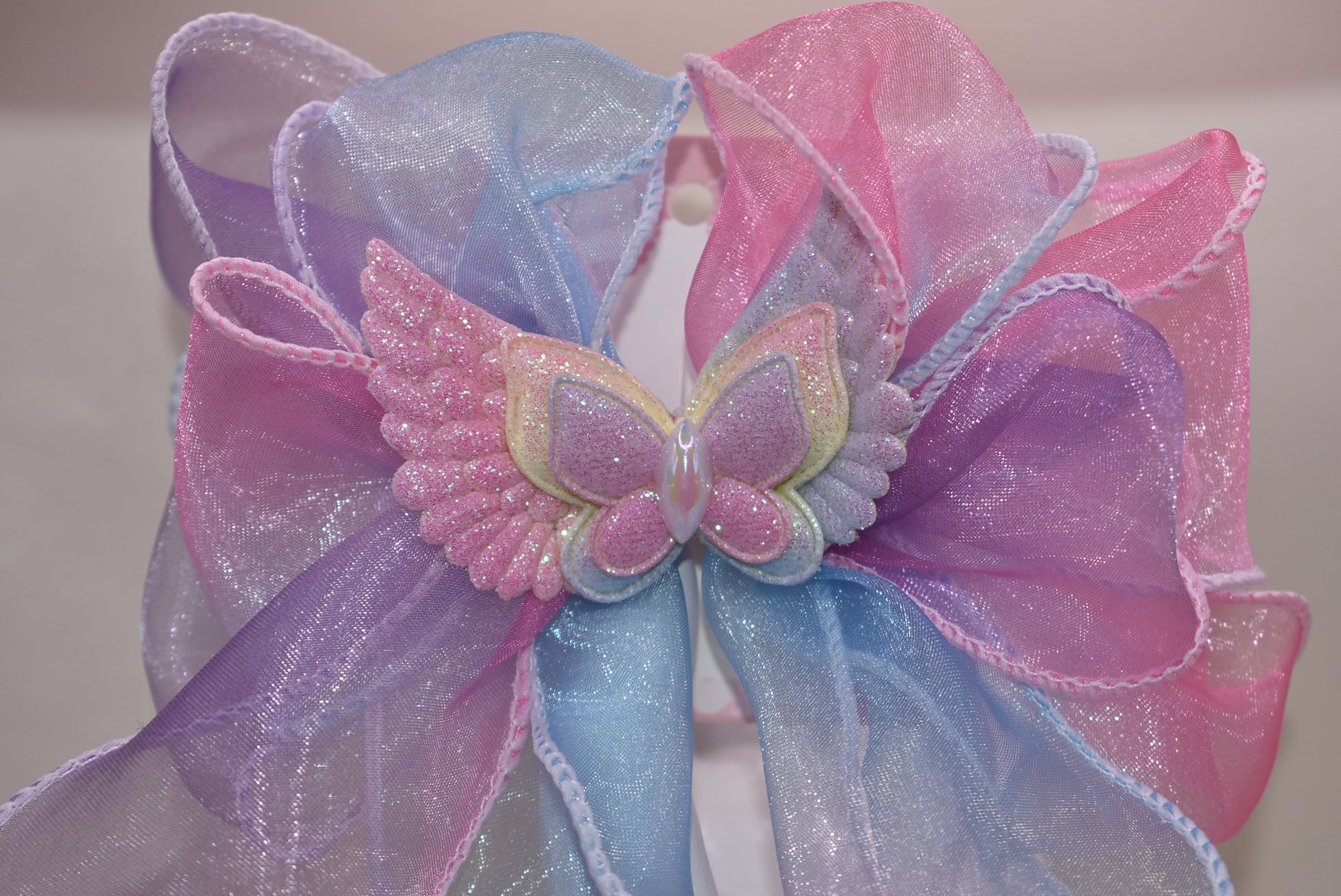 Add a splash of fun with this vibrant fish tail ribbon bow, bursting with all the colors of the rainbow 🌈! A charming butterfly with delicate wings adds an extra touch of whimsy 🦋. Secured with a French barrette clip, it stays put while you play and dance. Perfect for brightening up any outfit with playful style!