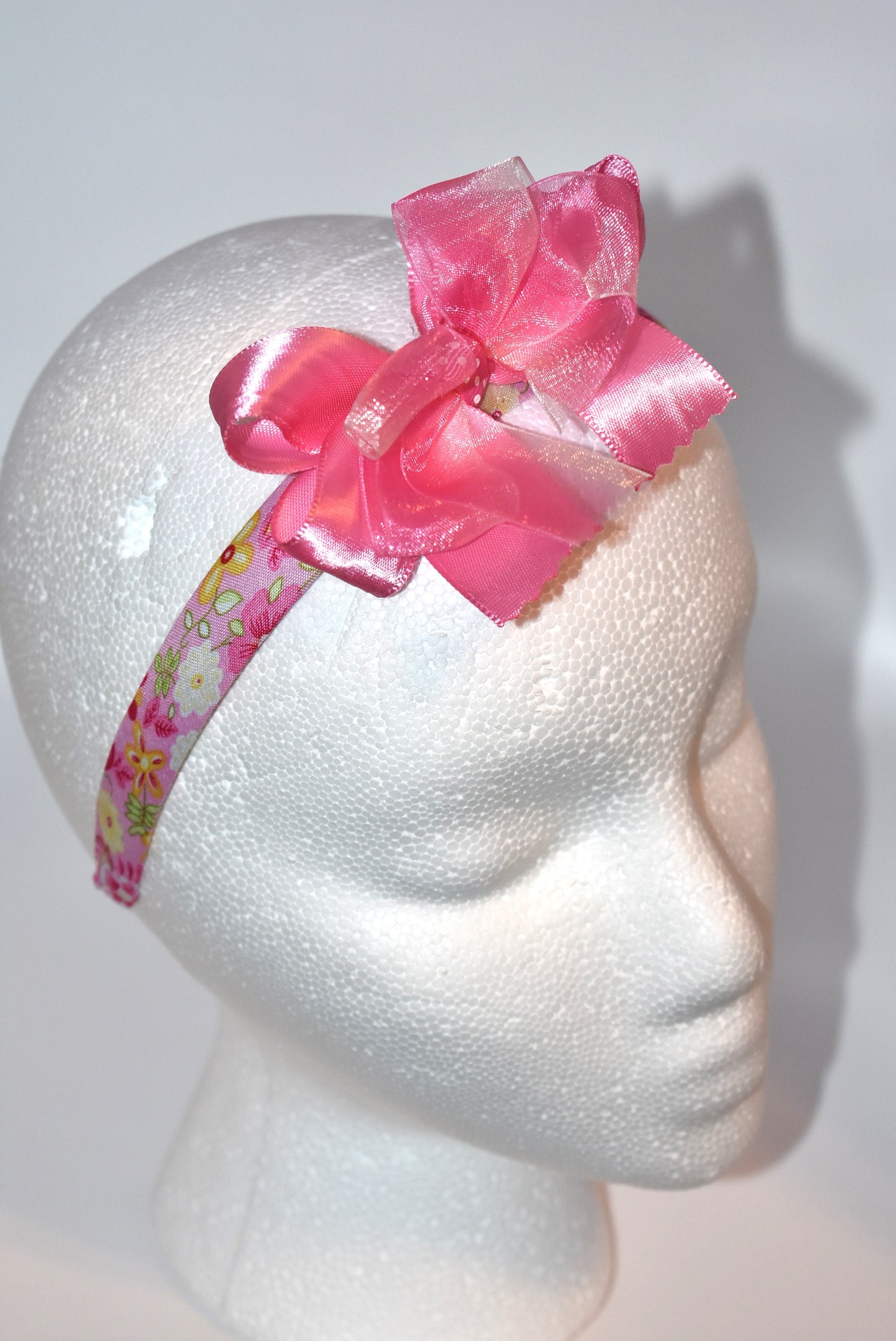 Blush in style with this adorable pink floral headband! 🌸 Perfect for pink lovers everywhere, this charming accessory features a delicate satin and chiffon bow perched on top for that extra touch of sweetness. 💕 Whether you're dressing up for a special occasion or adding a pop of color to your everyday look, this pretty headband brings instant elegance and fun to any outfit. ✨ Simple, stunning, and oh-so-feminine!
