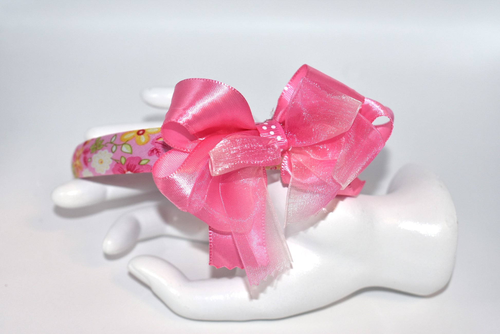 Blush in style with this adorable pink floral headband! 🌸 Perfect for pink lovers everywhere, this charming accessory features a delicate satin and chiffon bow perched on top for that extra touch of sweetness. 💕 Whether you're dressing up for a special occasion or adding a pop of color to your everyday look, this pretty headband brings instant elegance and fun to any outfit. ✨ Simple, stunning, and oh-so-feminine!