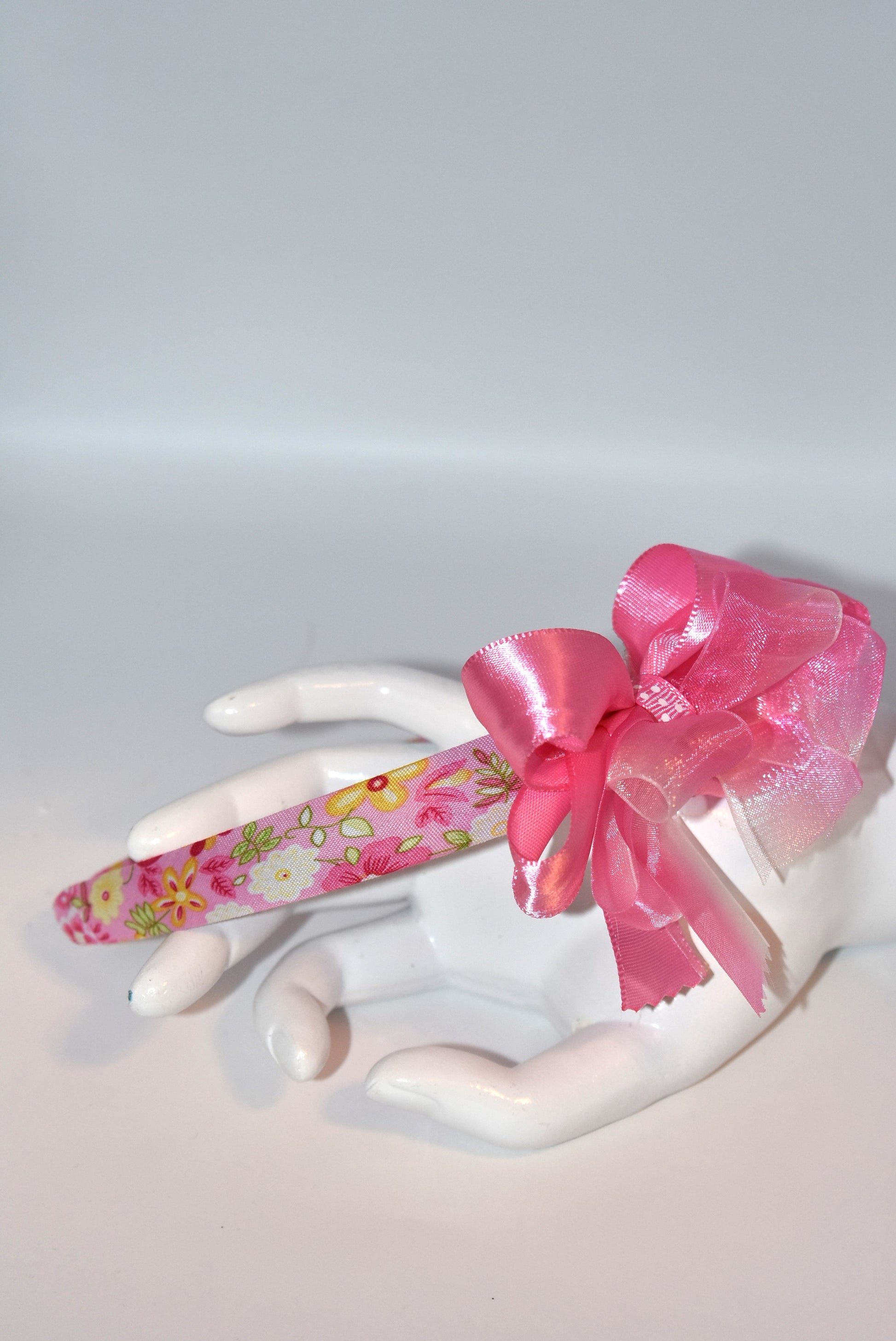 Blush in style with this adorable pink floral headband! 🌸 Perfect for pink lovers everywhere, this charming accessory features a delicate satin and chiffon bow perched on top for that extra touch of sweetness. 💕 Whether you're dressing up for a special occasion or adding a pop of color to your everyday look, this pretty headband brings instant elegance and fun to any outfit. ✨ Simple, stunning, and oh-so-feminine!