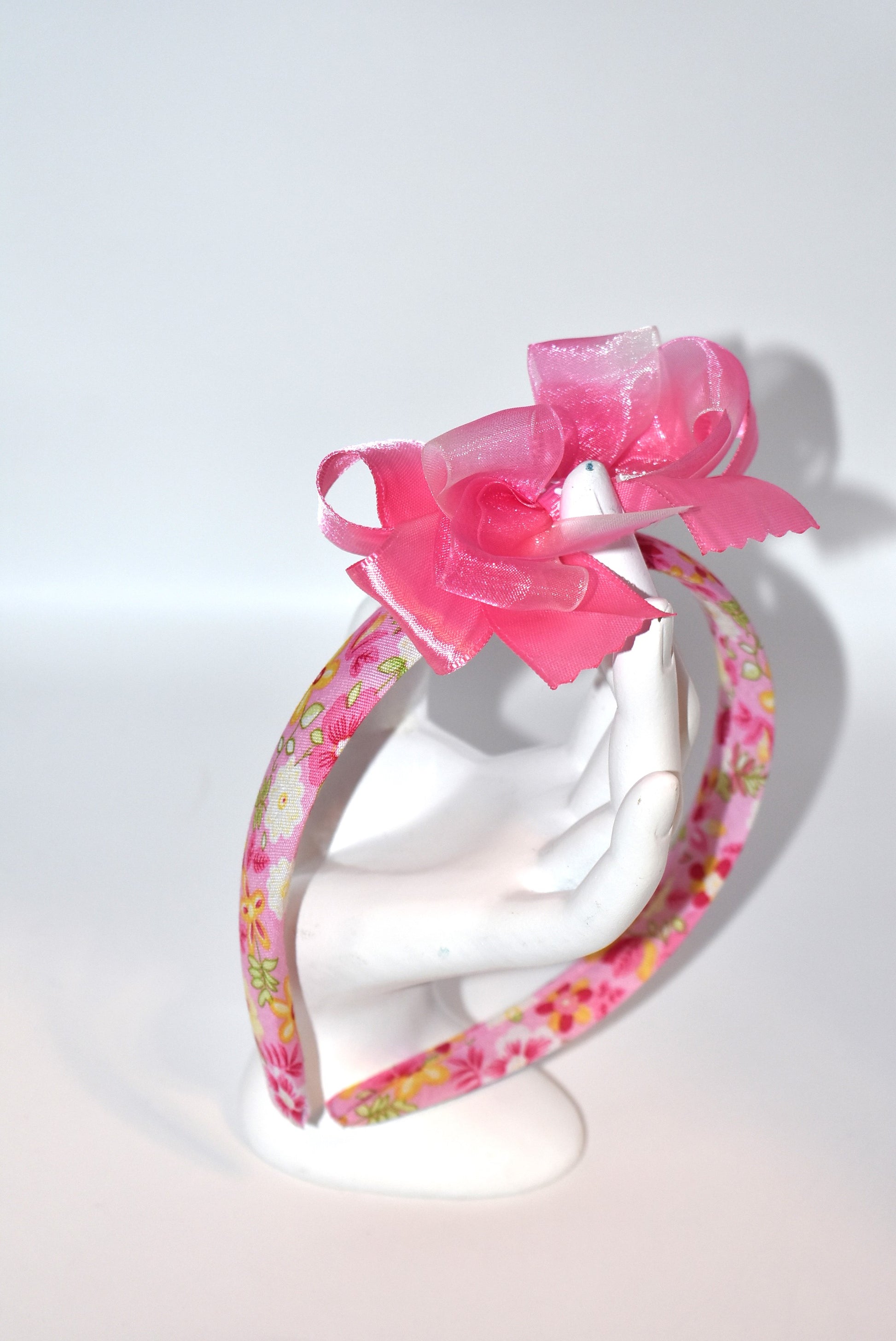 Blush in style with this adorable pink floral headband! 🌸 Perfect for pink lovers everywhere, this charming accessory features a delicate satin and chiffon bow perched on top for that extra touch of sweetness. 💕 Whether you're dressing up for a special occasion or adding a pop of color to your everyday look, this pretty headband brings instant elegance and fun to any outfit. ✨ Simple, stunning, and oh-so-feminine!