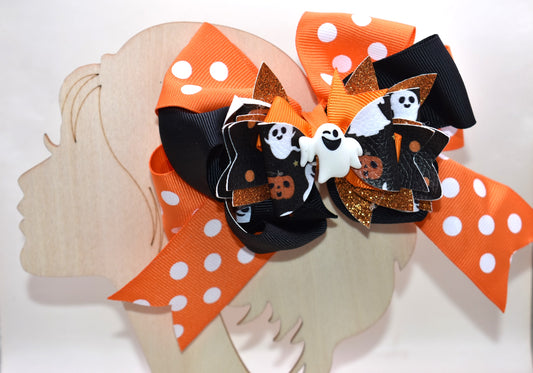 Get ready for some festive fun with this sweet and spooky clip! 🎃✨ Featuring an adorable orange polka dot ribbon paired with black and faux leather Halloween motifs, it's topped with a cute white ghost charm 👻. The wrapped alligator clip makes it super easy to wear for all your Halloween adventures!