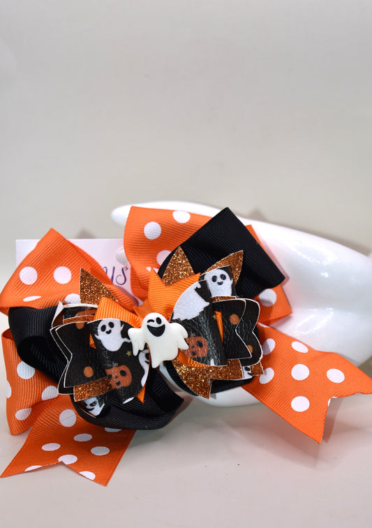 Get ready for some festive fun with this sweet and spooky clip! 🎃✨ Featuring an adorable orange polka dot ribbon paired with black and faux leather Halloween motifs, it's topped with a cute white ghost charm 👻. The wrapped alligator clip makes it super easy to wear for all your Halloween adventures!