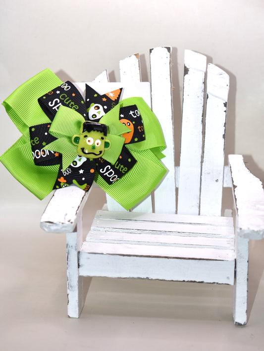 Get ready to spook in style with the cutest little Frankenstein ever! 🎃🧟♂️ Perched atop a fun green and black ribbon, this alligator clip makes wearing it a breeze. Perfect for all ages, it adds a playful touch to your Halloween look. 👻🖤💚