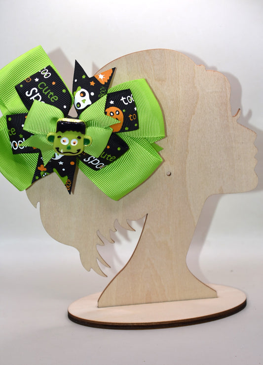 Get ready to spook in style with the cutest little Frankenstein ever! 🎃🧟♂️ Perched atop a fun green and black ribbon, this alligator clip makes wearing it a breeze. Perfect for all ages, it adds a playful touch to your Halloween look. 👻🖤💚