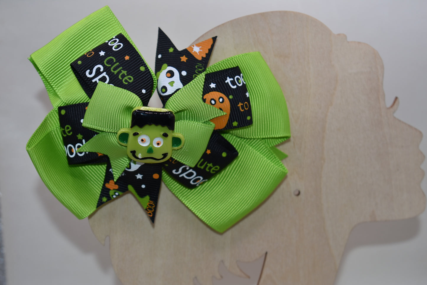 Get ready to spook in style with the cutest little Frankenstein ever! 🎃🧟♂️ Perched atop a fun green and black ribbon, this alligator clip makes wearing it a breeze. Perfect for all ages, it adds a playful touch to your Halloween look. 👻🖤💚