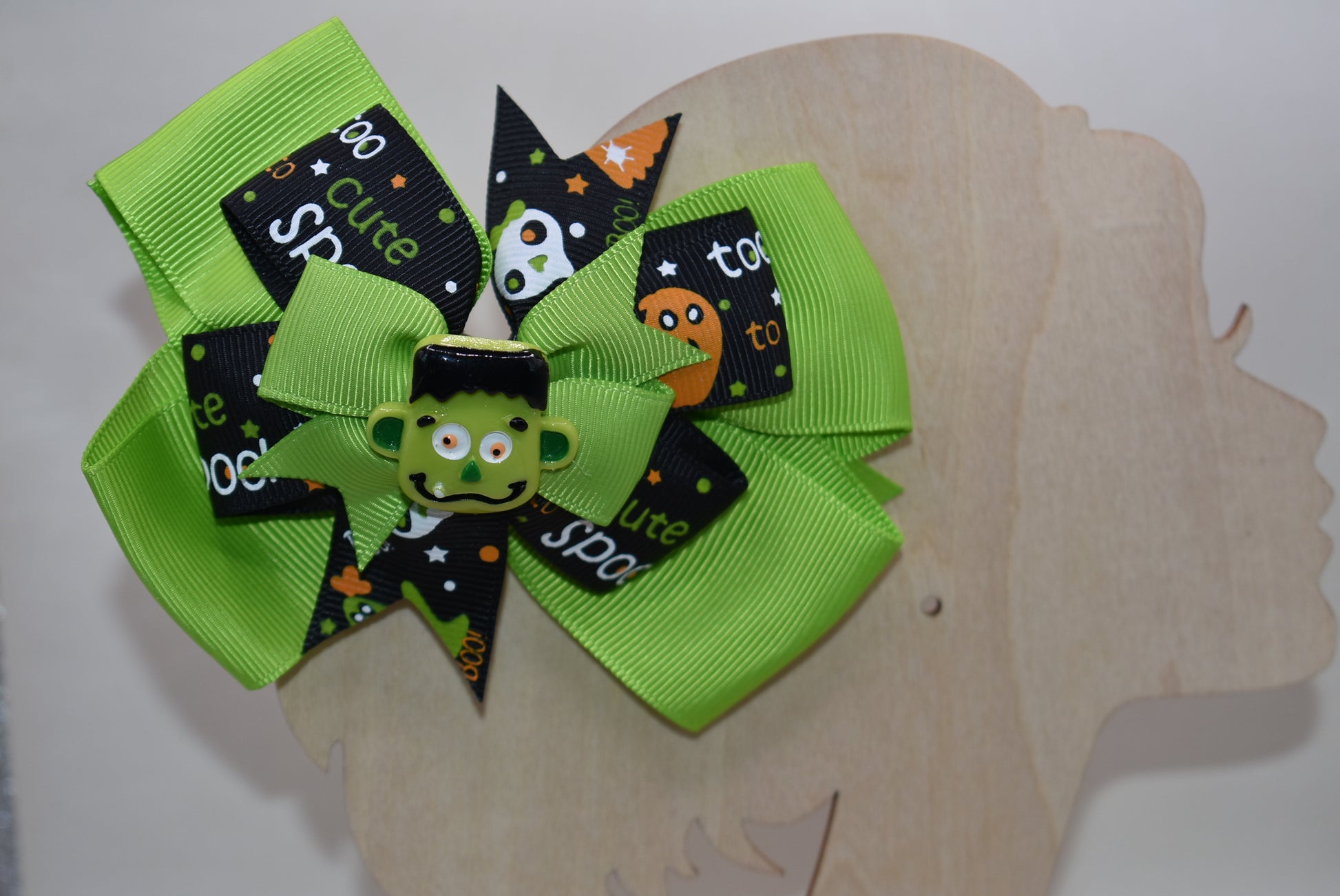 Get ready to spook in style with the cutest little Frankenstein ever! 🎃🧟♂️ Perched atop a fun green and black ribbon, this alligator clip makes wearing it a breeze. Perfect for all ages, it adds a playful touch to your Halloween look. 👻🖤💚