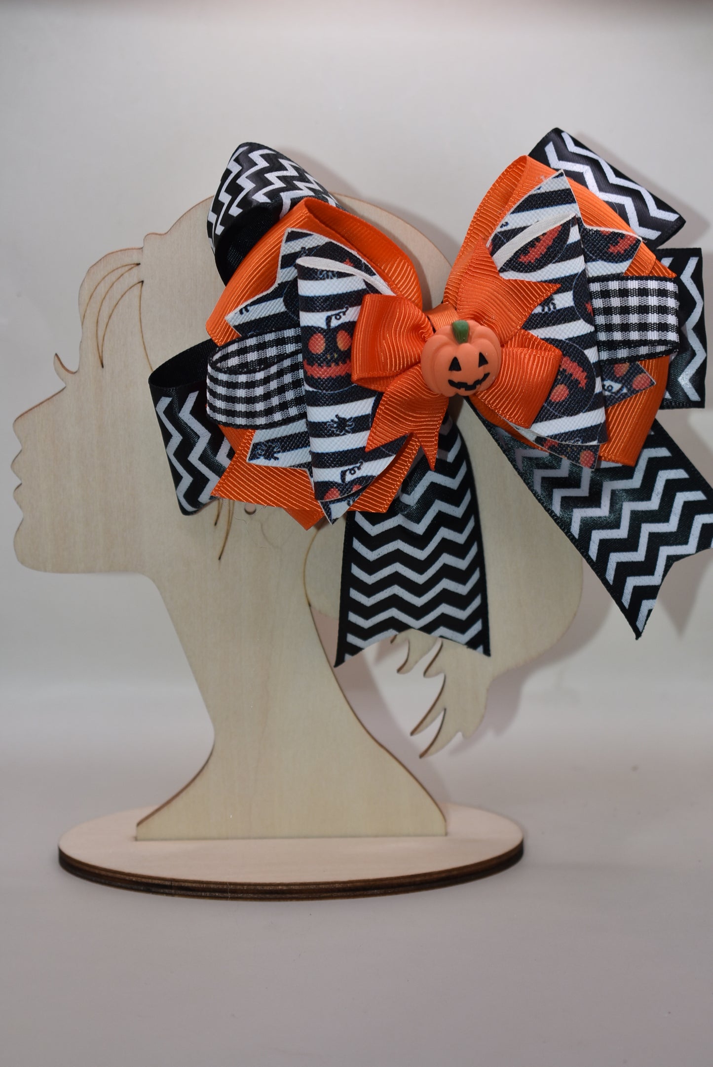 Get ready for spooky fun with this Halloween bow! 🎃 Layers of vibrant ribbon and faux leather create a wild, playful look that’s perfect for the season. The wrapped alligator clip ensures a comfy, secure fit, while the adorable pumpkin charm on top adds the perfect festive touch. Trick or treat in style! 👻✨