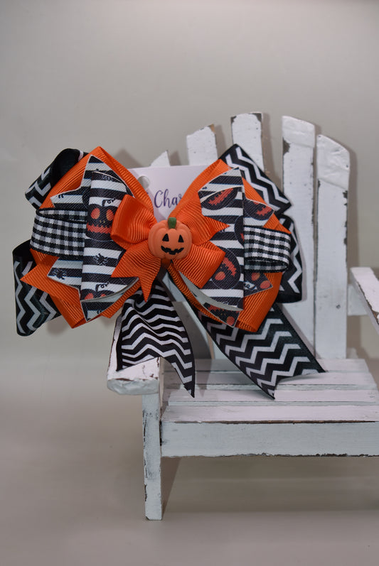Get ready for spooky fun with this Halloween bow! 🎃 Layers of vibrant ribbon and faux leather create a wild, playful look that’s perfect for the season. The wrapped alligator clip ensures a comfy, secure fit, while the adorable pumpkin charm on top adds the perfect festive touch. Trick or treat in style! 👻✨