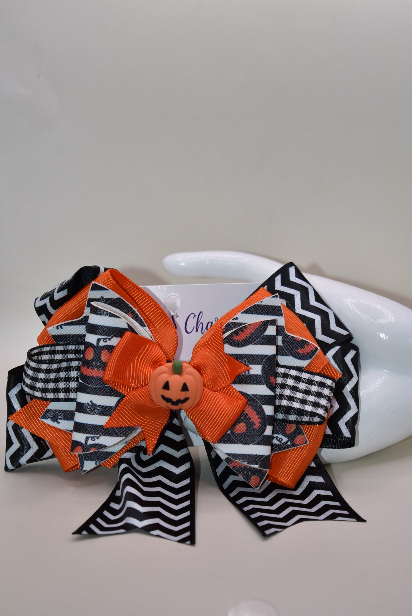 Get ready for spooky fun with this Halloween bow! 🎃 Layers of vibrant ribbon and faux leather create a wild, playful look that’s perfect for the season. The wrapped alligator clip ensures a comfy, secure fit, while the adorable pumpkin charm on top adds the perfect festive touch. Trick or treat in style! 👻✨