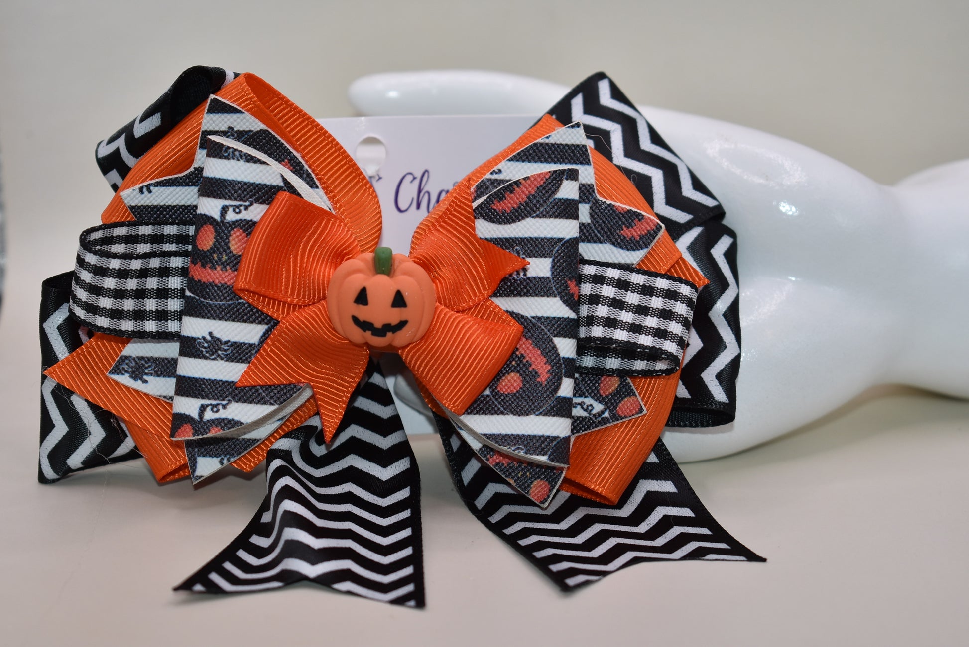 Get ready for spooky fun with this Halloween bow! 🎃 Layers of vibrant ribbon and faux leather create a wild, playful look that’s perfect for the season. The wrapped alligator clip ensures a comfy, secure fit, while the adorable pumpkin charm on top adds the perfect festive touch. Trick or treat in style! 👻✨