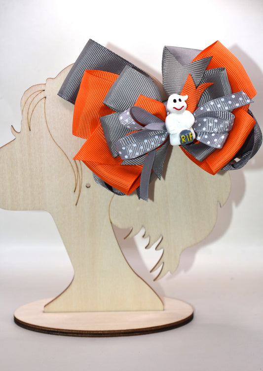 Get into the Halloween spirit with this adorable orange and grey ribbon 🎀 topped with the cutest white ghost charm 👻! Perfect for adding a festive touch to any outfit, it’s easy to wear thanks to the alligator clip on the back 🧡🖤. Spookily stylish and super fun!