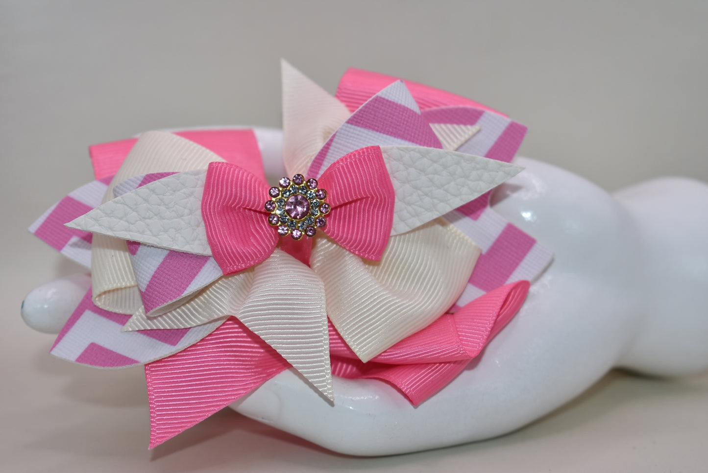 ✨ Meet your new favorite hair accessory! This adorable bow charm features a dreamy combo of soft pink and white ribbon paired with sleek faux leather for that perfect polished vibe. 🎀 The shiny charm perched on top adds just the right sparkle to catch everyone's eye. 💫 Wrapped in a secure alligator clip, it's super easy to slip into your hair and stay put all day long. Whether you're dressing up or keeping it casual, this charming bow is ready to add a touch of sweetness to any look! 🌸