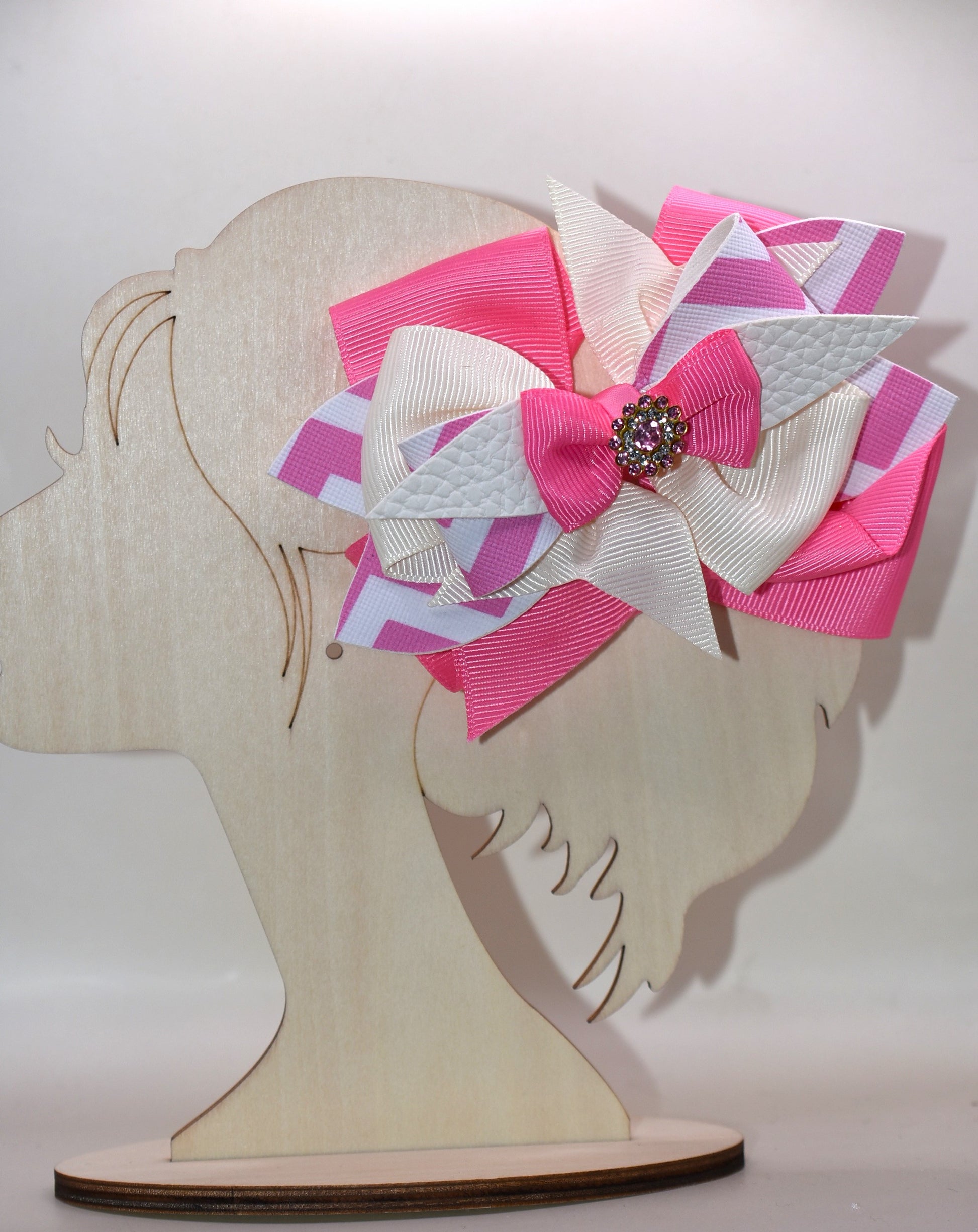 ✨ Meet your new favorite hair accessory! This adorable bow charm features a dreamy combo of soft pink and white ribbon paired with sleek faux leather for that perfect polished vibe. 🎀 The shiny charm perched on top adds just the right sparkle to catch everyone's eye. 💫 Wrapped in a secure alligator clip, it's super easy to slip into your hair and stay put all day long. Whether you're dressing up or keeping it casual, this charming bow is ready to add a touch of sweetness to any look! 🌸