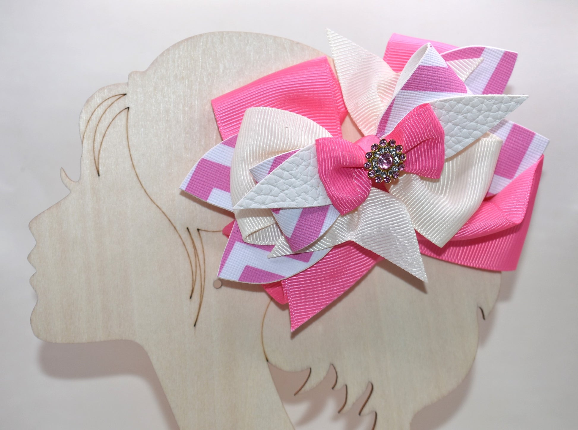 ✨ Meet your new favorite hair accessory! This adorable bow charm features a dreamy combo of soft pink and white ribbon paired with sleek faux leather for that perfect polished vibe. 🎀 The shiny charm perched on top adds just the right sparkle to catch everyone's eye. 💫 Wrapped in a secure alligator clip, it's super easy to slip into your hair and stay put all day long. Whether you're dressing up or keeping it casual, this charming bow is ready to add a touch of sweetness to any look! 🌸