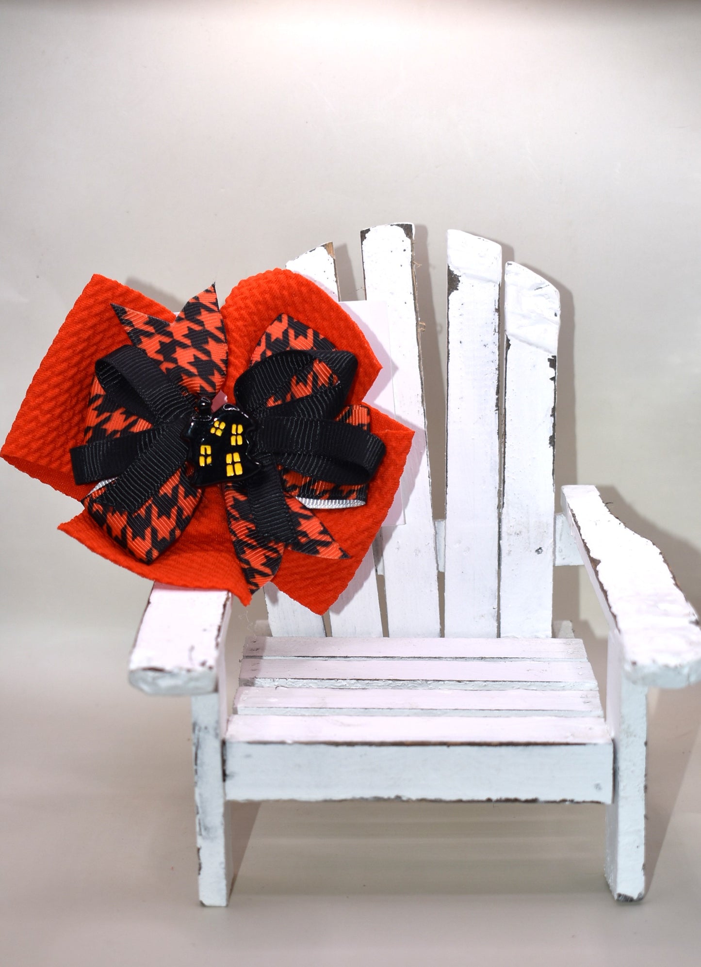 🎃 Add a spooktacular touch to your look with this Halloween Collection bow! Featuring a bold orange and black ribbon in a crazy fun pattern, it holds an adorable haunted house charm on top. The alligator clip on the back ensures a secure fit that stays put all day—perfect for any ghostly gathering! 👻🦇