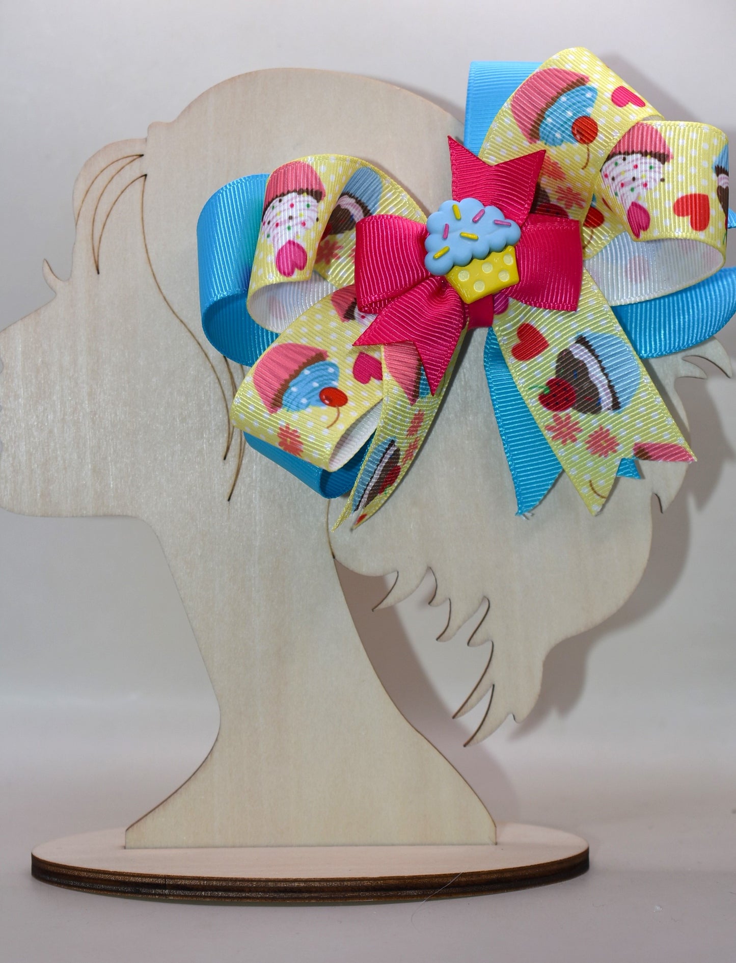 🧁 Sweet style meets comfort with this delightful cupcake-themed ribbon bow! Featuring vibrant multicolored designs that celebrate everyone's favorite treat, this charming accessory works for birthdays, parties, or just adding a sprinkle of fun to any day. The wrapped alligator clip ensures a secure, comfortable hold without tugging or slipping. Perfect for little ones and cupcake lovers everywhere! 🎀✨