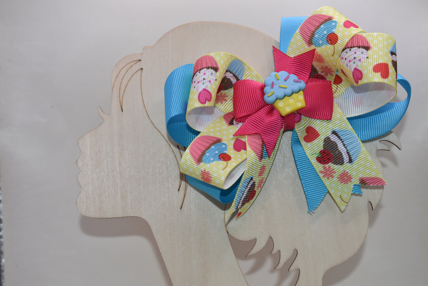 🧁 Sweet style meets comfort with this delightful cupcake-themed ribbon bow! Featuring vibrant multicolored designs that celebrate everyone's favorite treat, this charming accessory works for birthdays, parties, or just adding a sprinkle of fun to any day. The wrapped alligator clip ensures a secure, comfortable hold without tugging or slipping. Perfect for little ones and cupcake lovers everywhere! 🎀✨