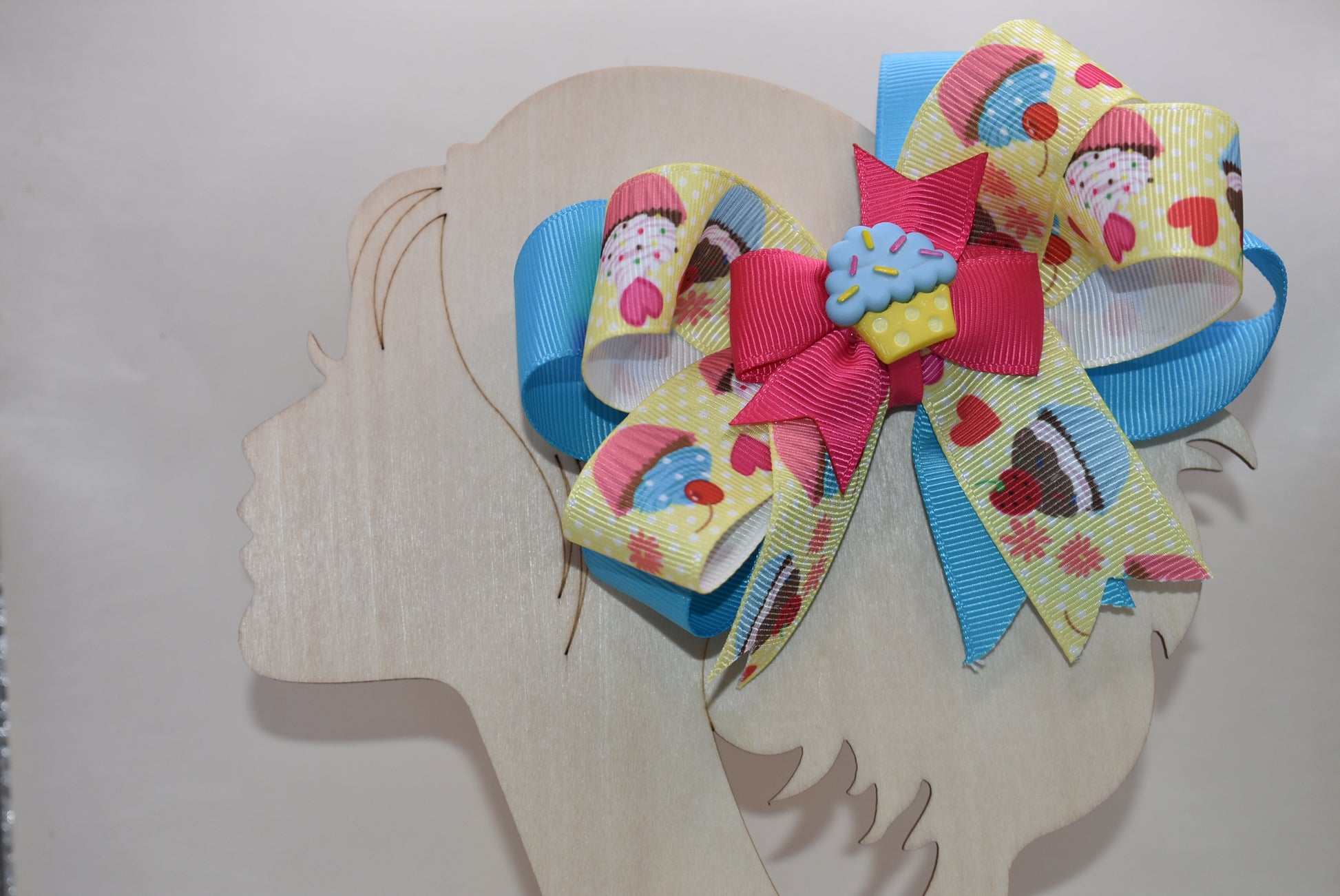 🧁 Sweet style meets comfort with this delightful cupcake-themed ribbon bow! Featuring vibrant multicolored designs that celebrate everyone's favorite treat, this charming accessory works for birthdays, parties, or just adding a sprinkle of fun to any day. The wrapped alligator clip ensures a secure, comfortable hold without tugging or slipping. Perfect for little ones and cupcake lovers everywhere! 🎀✨