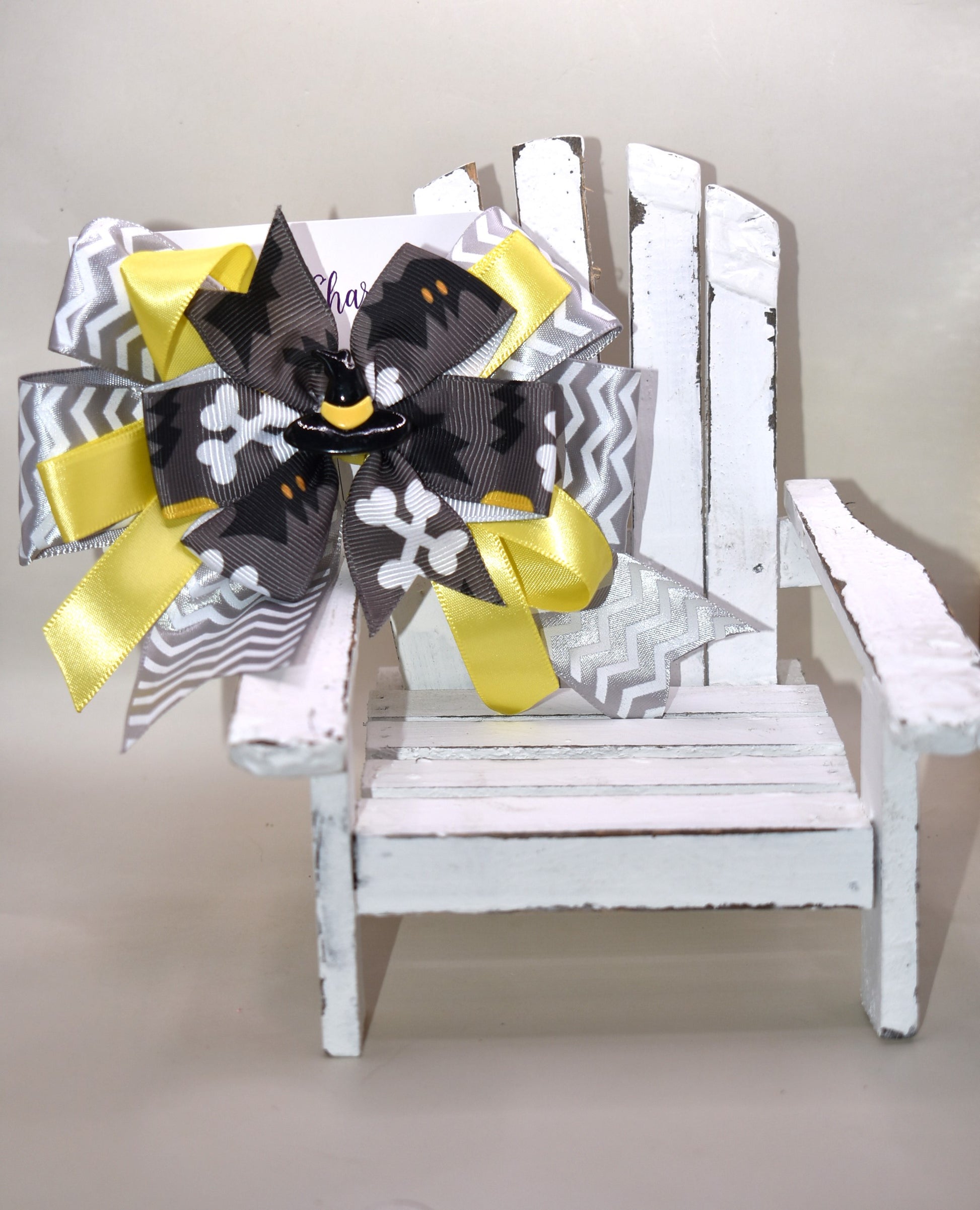 Add a pop of spooky fun with this crazy witches hat 🎩✨! Perched atop a swirl of lively yellow and grey ribbons, it’s the perfect playful touch for your Halloween look 🎃👻. The wrapped alligator clip ensures a comfy, secure fit so you can dance through the season with ease. Get ready for trick-or-treating in style! 🕸️🖤