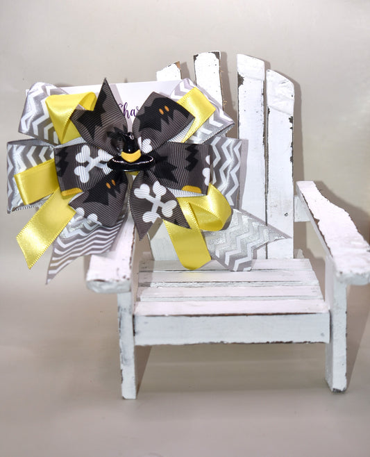 Add a pop of spooky fun with this crazy witches hat 🎩✨! Perched atop a swirl of lively yellow and grey ribbons, it’s the perfect playful touch for your Halloween look 🎃👻. The wrapped alligator clip ensures a comfy, secure fit so you can dance through the season with ease. Get ready for trick-or-treating in style! 🕸️🖤
