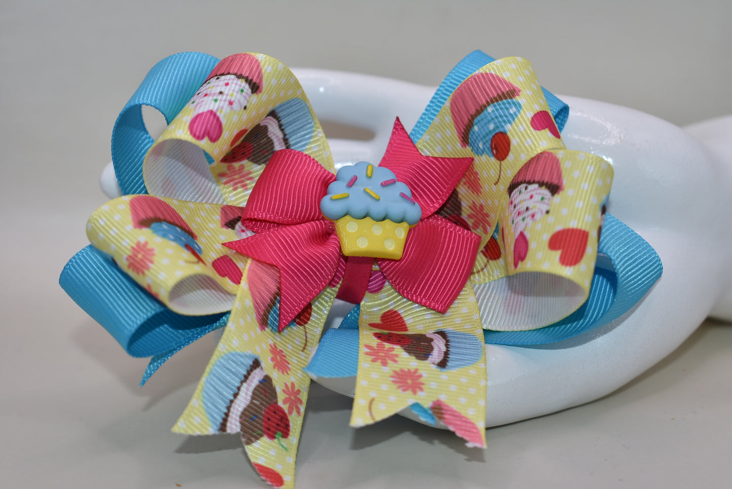 🧁 Sweet style meets comfort with this delightful cupcake-themed ribbon bow! Featuring vibrant multicolored designs that celebrate everyone's favorite treat, this charming accessory works for birthdays, parties, or just adding a sprinkle of fun to any day. The wrapped alligator clip ensures a secure, comfortable hold without tugging or slipping. Perfect for little ones and cupcake lovers everywhere! 🎀✨