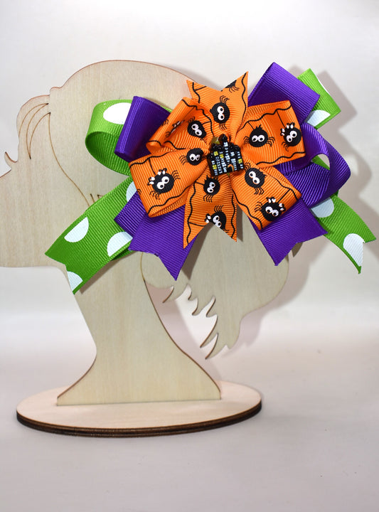 Get into the spooky spirit with this Halloween bow featuring a bold green polka dot ribbon and a charming spider ribbon 🕷️. Topped with an adorable haunted house charm 🏚️, it's the perfect festive accessory. Easy to wear with a wrapped alligator clip on the back — just clip and go! 🎃👻