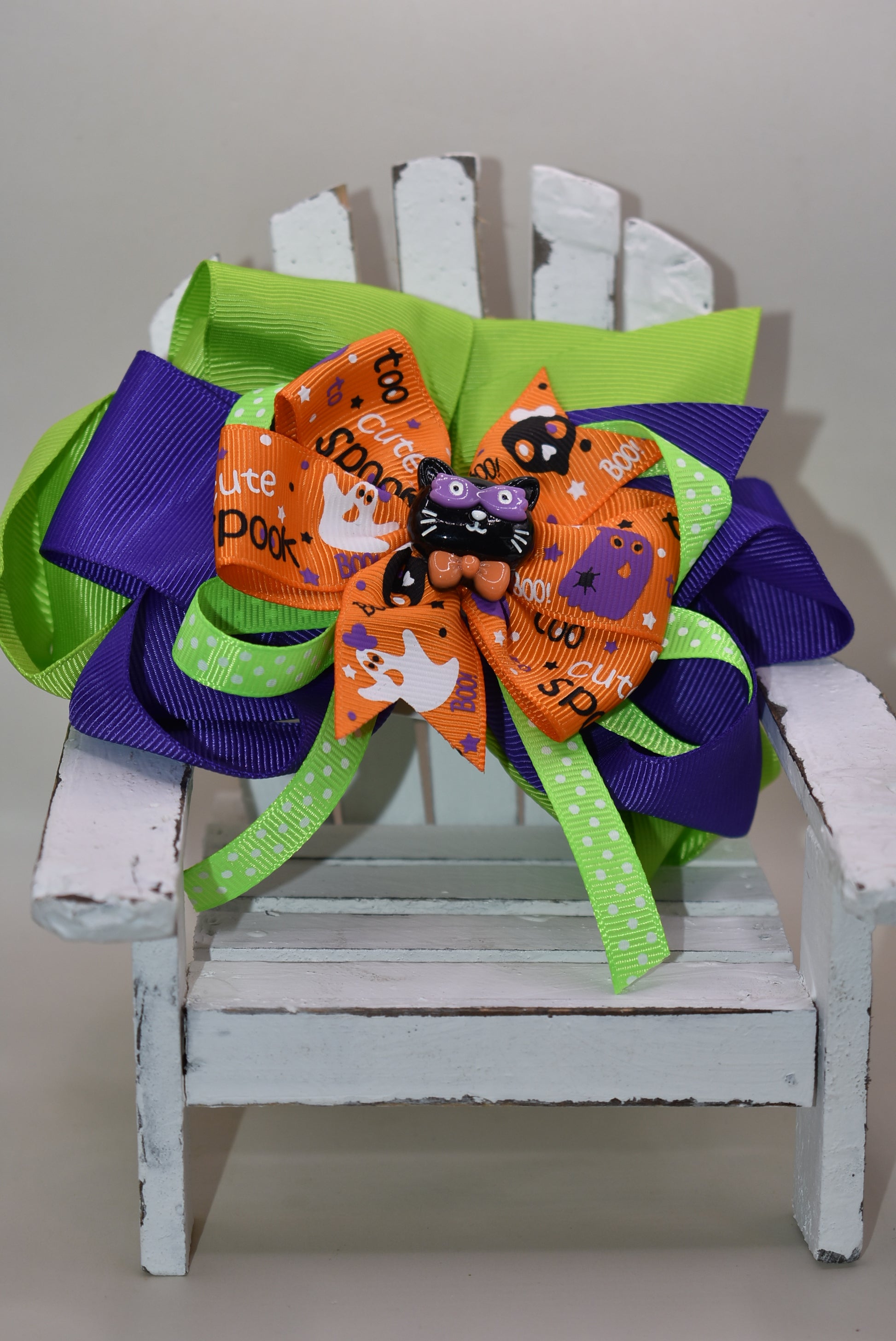 Get ready to sparkle this Halloween with our festive bow 🎀! Featuring layers of vibrant ribbon topped with a cute black cat 🐈⬛, it's perfect for all your spooky fun. Easy to wear with a wrapped alligator clip, this one-of-a-kind accessory adds charm and playfulness to any outfit. Don't miss out—your Halloween look just got a whole lot cuter! 🎃✨