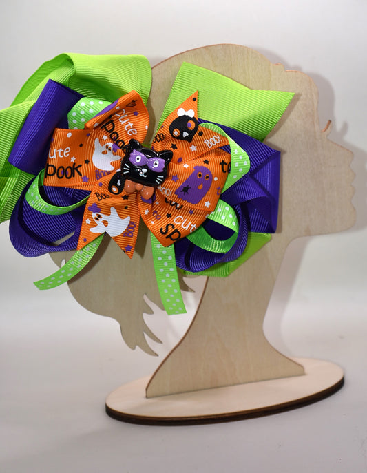 Get ready to sparkle this Halloween with our festive bow 🎀! Featuring layers of vibrant ribbon topped with a cute black cat 🐈⬛, it's perfect for all your spooky fun. Easy to wear with a wrapped alligator clip, this one-of-a-kind accessory adds charm and playfulness to any outfit. Don't miss out—your Halloween look just got a whole lot cuter! 🎃✨
