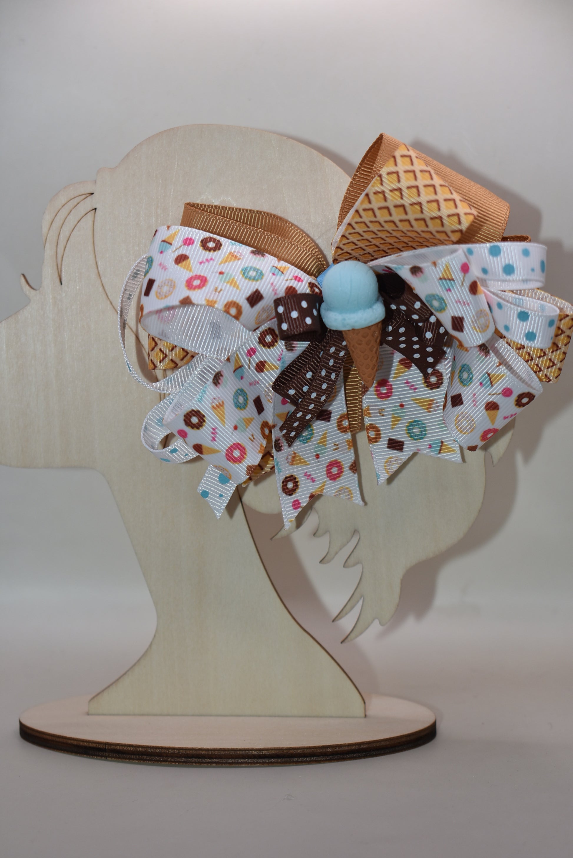 Scoop up the sweetness! 🍦 This adorable ice cream cone charm features a multi-layered ribbon in dreamy ice cream colors, topped with the cutest little cone you've ever seen. The one-of-a-kind bow design is absolutely irresistible, and the wrapped alligator clip makes it easy to attach to hair, bags, or anywhere you want a pop of charm. Perfect for ice cream lovers who can't resist a little whimsy! 🎀✨