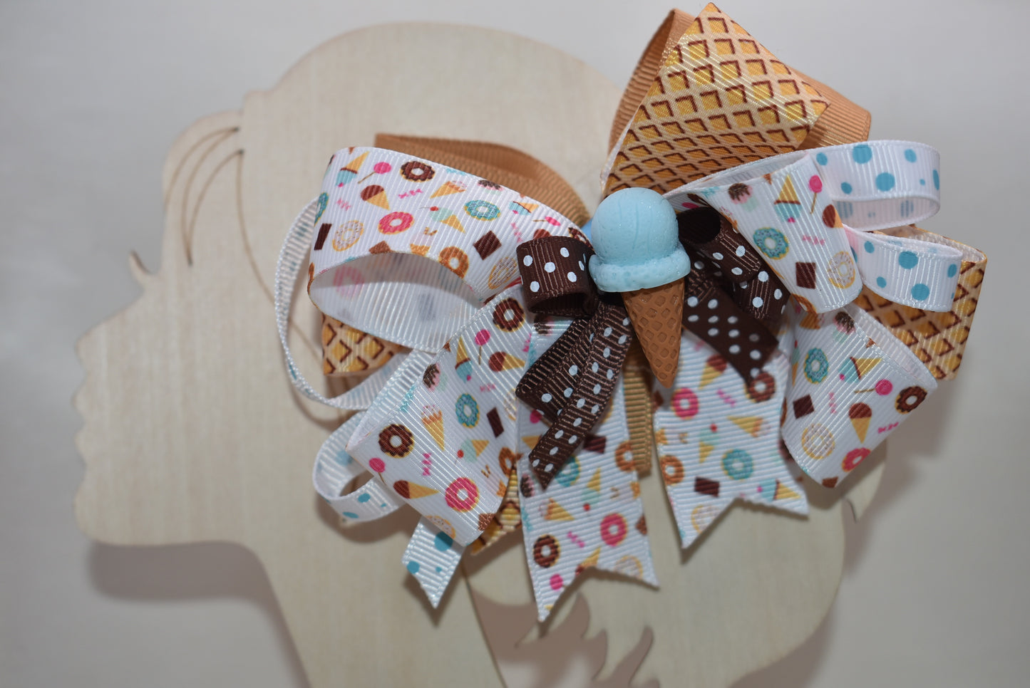 Scoop up the sweetness! 🍦 This adorable ice cream cone charm features a multi-layered ribbon in dreamy ice cream colors, topped with the cutest little cone you've ever seen. The one-of-a-kind bow design is absolutely irresistible, and the wrapped alligator clip makes it easy to attach to hair, bags, or anywhere you want a pop of charm. Perfect for ice cream lovers who can't resist a little whimsy! 🎀✨