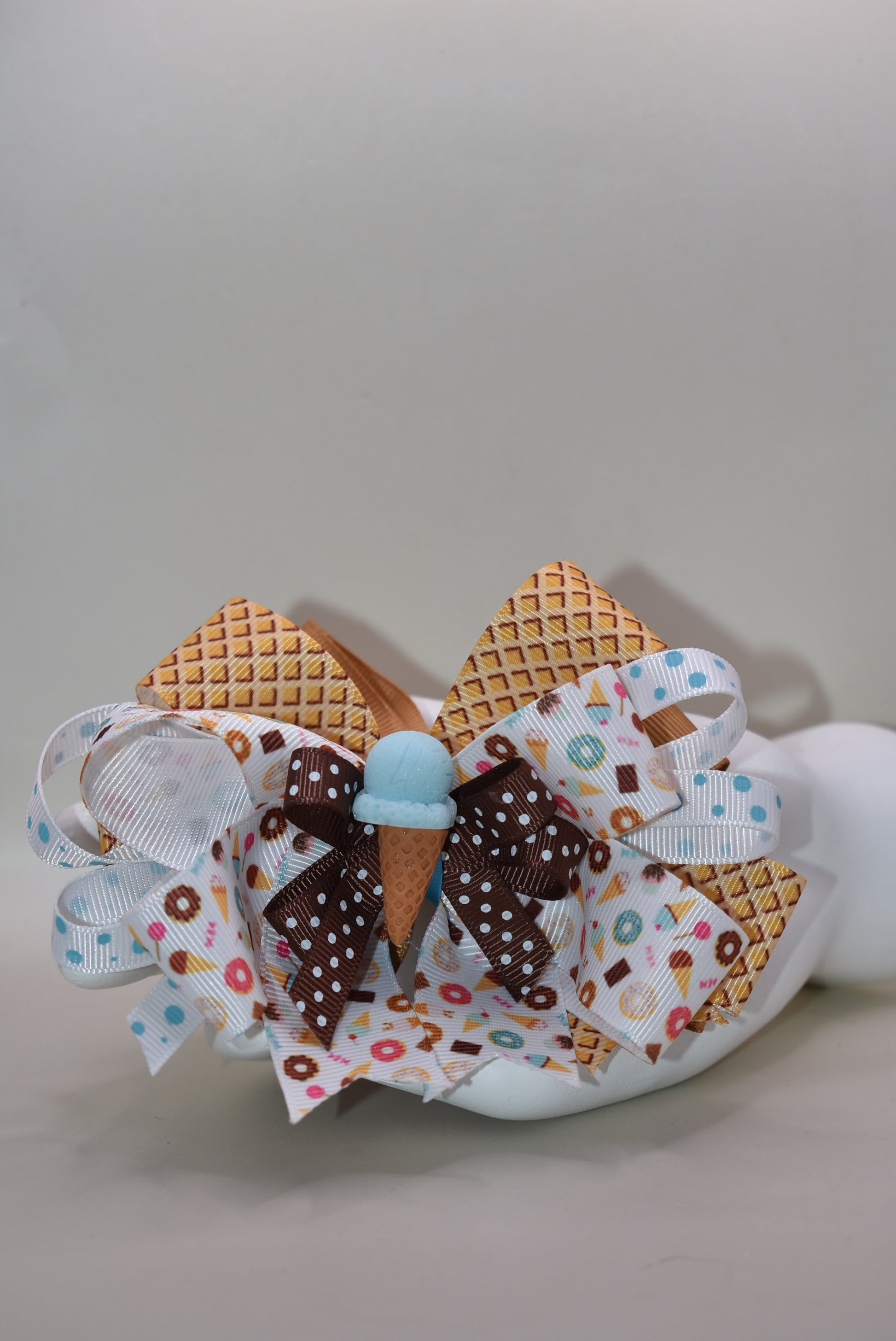 Scoop up the sweetness! 🍦 This adorable ice cream cone charm features a multi-layered ribbon in dreamy ice cream colors, topped with the cutest little cone you've ever seen. The one-of-a-kind bow design is absolutely irresistible, and the wrapped alligator clip makes it easy to attach to hair, bags, or anywhere you want a pop of charm. Perfect for ice cream lovers who can't resist a little whimsy! 🎀✨