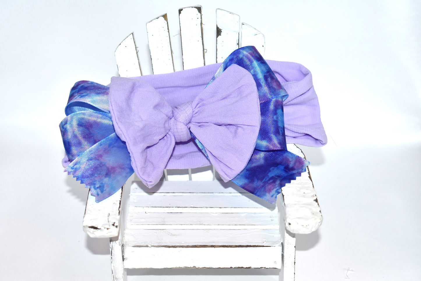 Add a splash of fun with this beautiful light purple wide headband! Featuring a pretty purple tie-dye ribbon right in the middle, it’s super soft and comfy for all-day wear. Perfect for brightening your look with a playful twist! 💜✨🎀